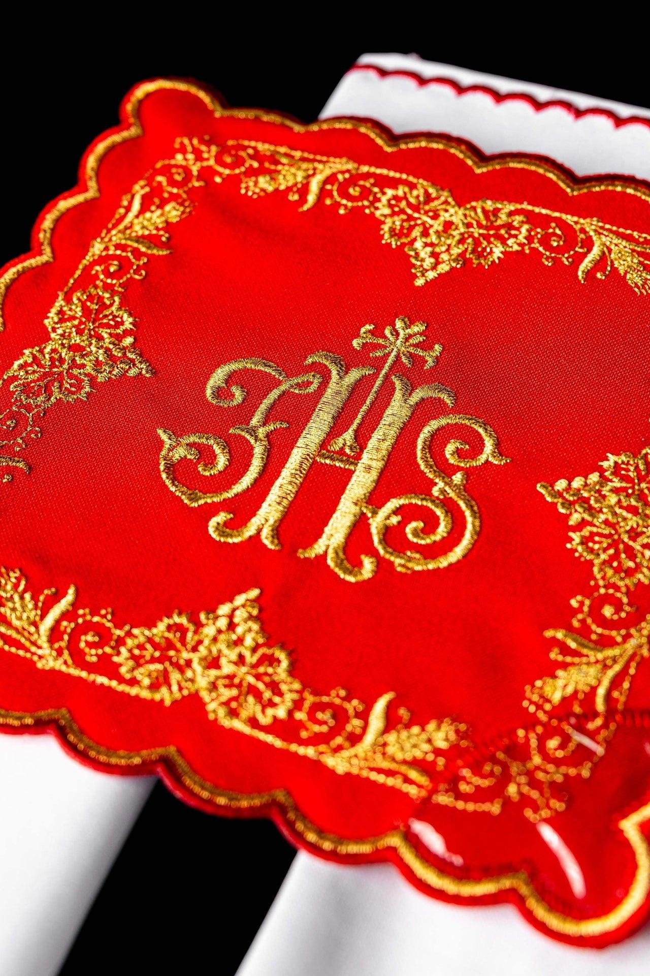 Chalice Linen Set embroidered with a red IHS motif KDT/5025/02 CZERWONY - CHASUBLES.COM