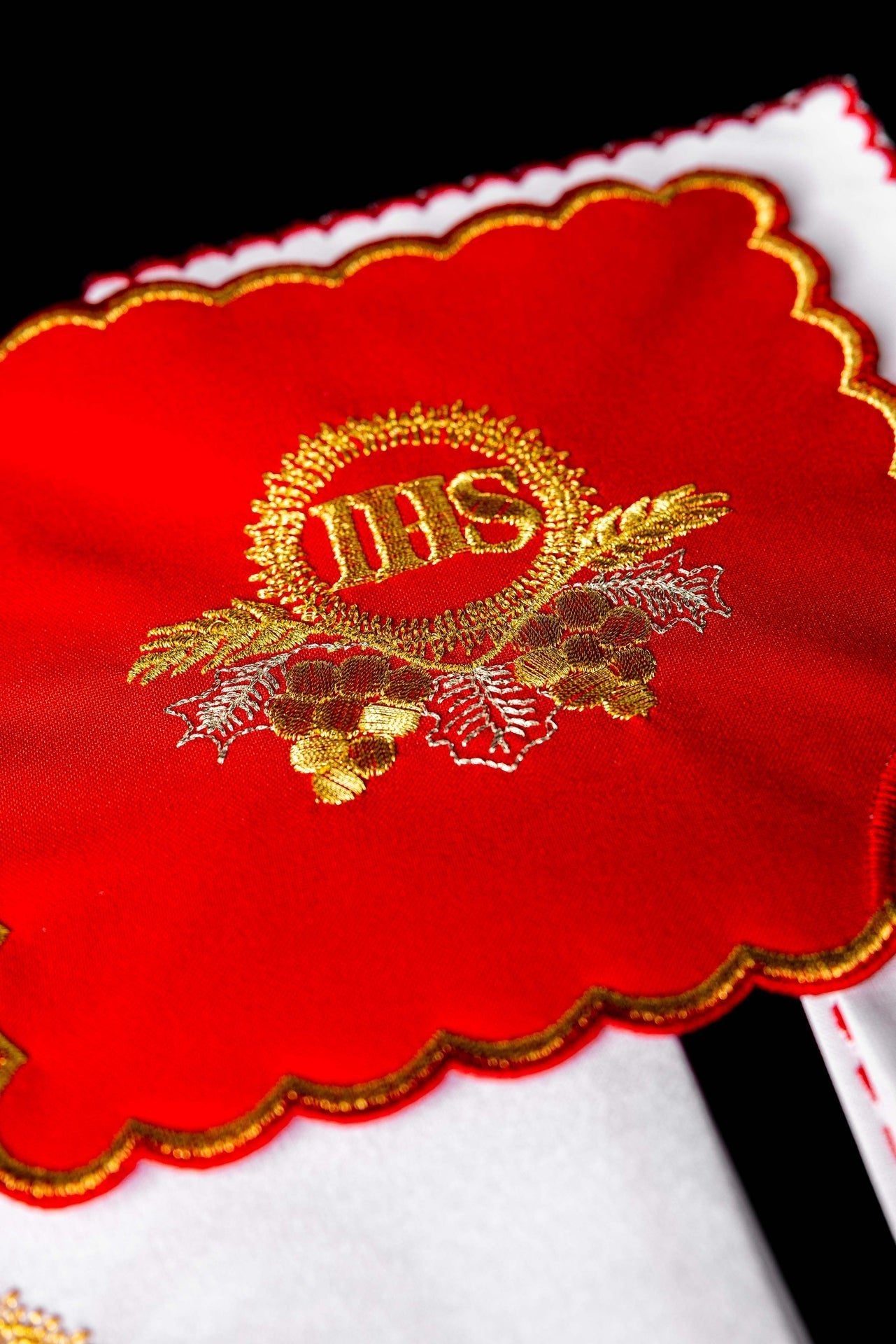 Chalice Linen Set embroidered with a red IHS motif KDT/5024/02 CZERWONY - CHASUBLES.COM