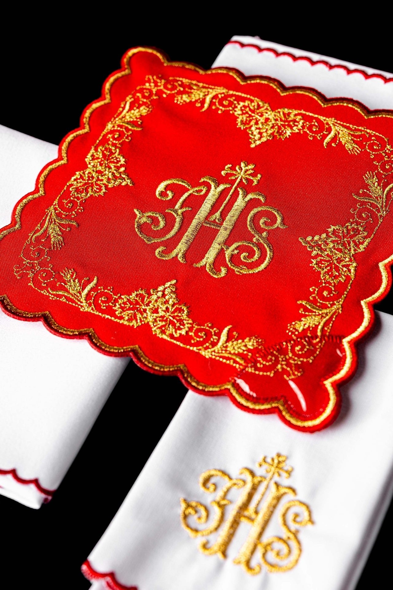 Chalice Linen Set embroidered with a red IHS motif KDT/5025/02 CZERWONY - CHASUBLES.COM