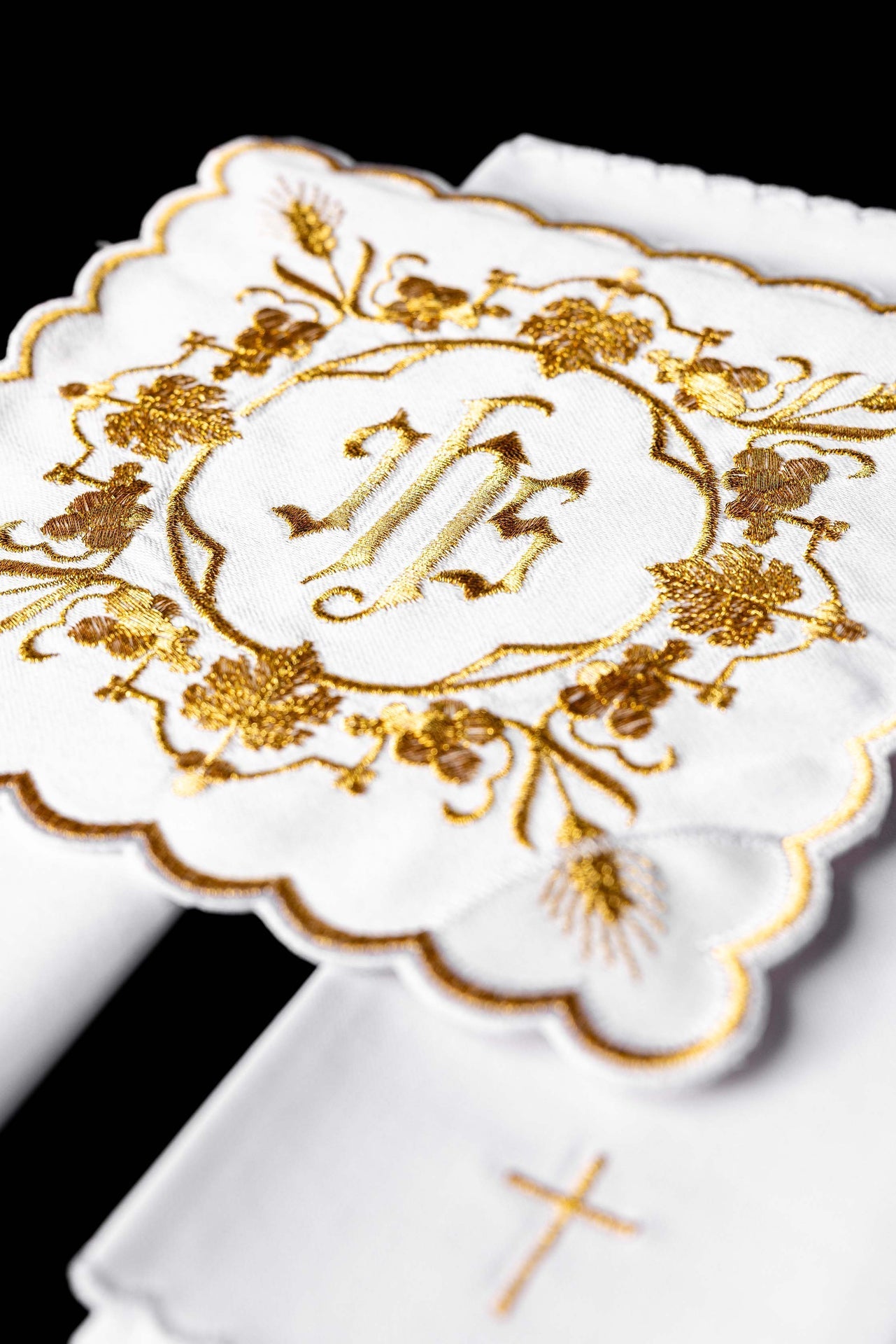 Chalice Linen Set embroidered with a white IHS motif KDT/5027/04 BIAŁY - CHASUBLES.COM