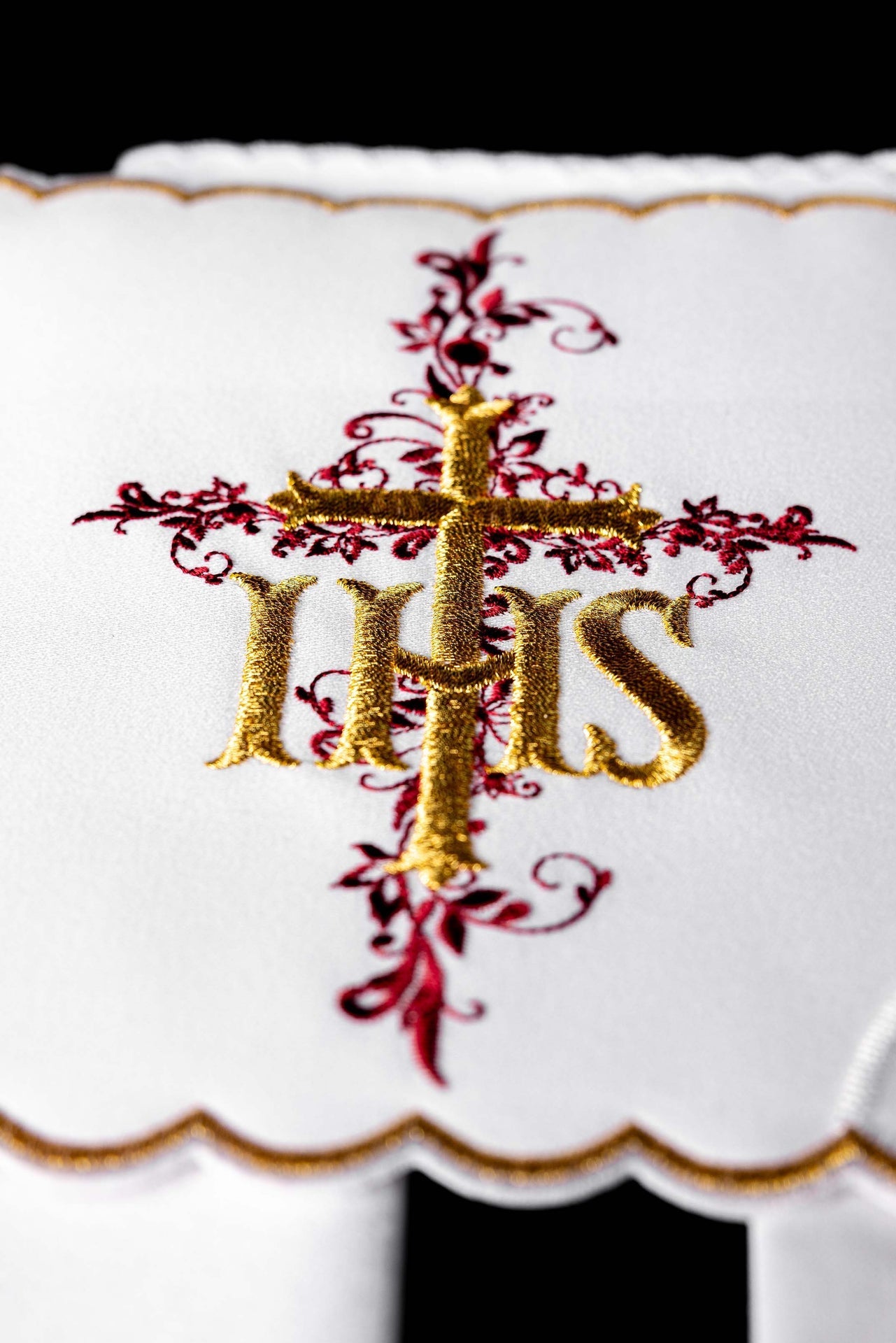 Chalice Linen Set embroidered with a white IHS motif KDT/5030/04 - CHASUBLES.COM