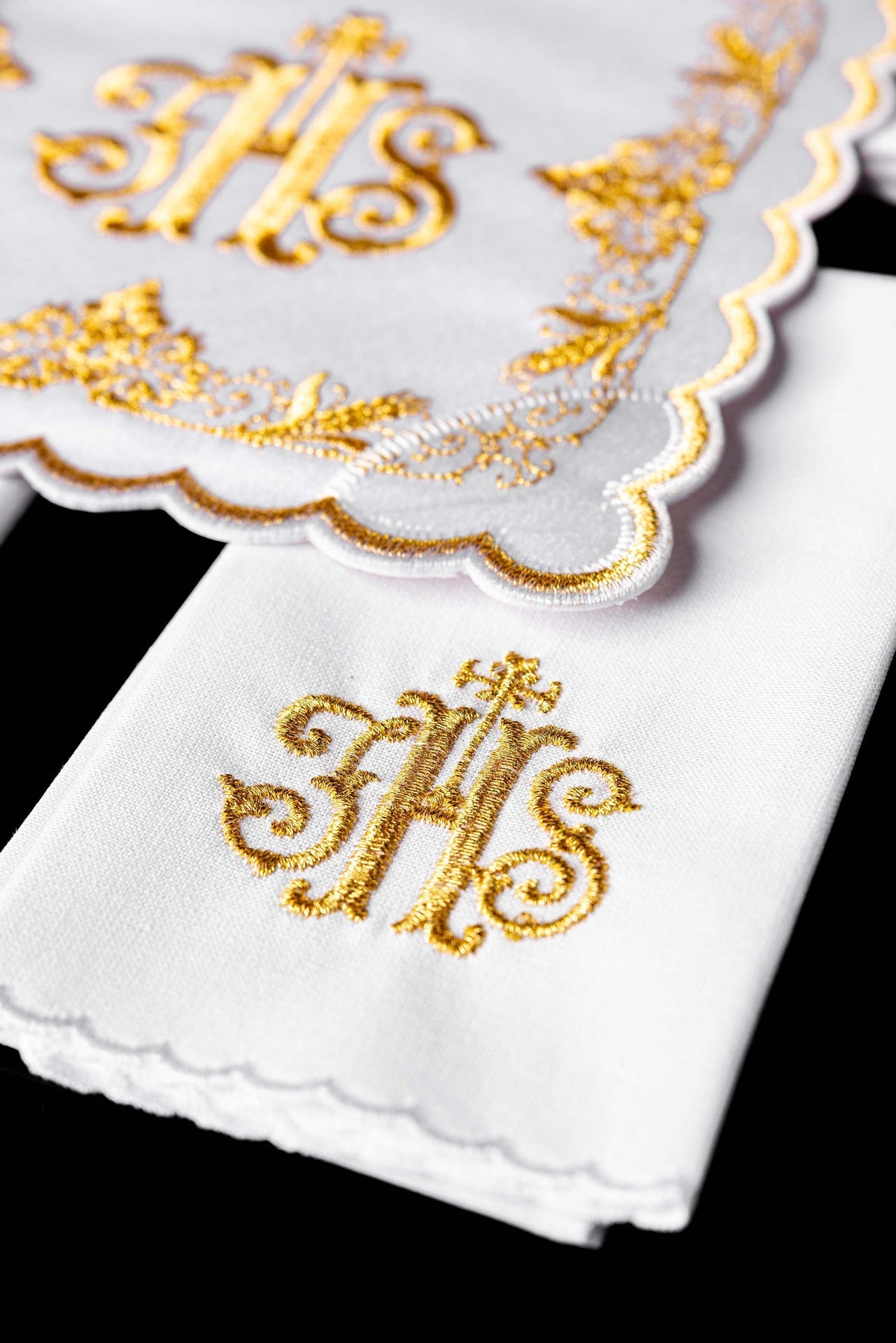 Chalice Linen Set embroidered with a white IHS motif KDT/5025/04 BIAŁY - CHASUBLES.COM
