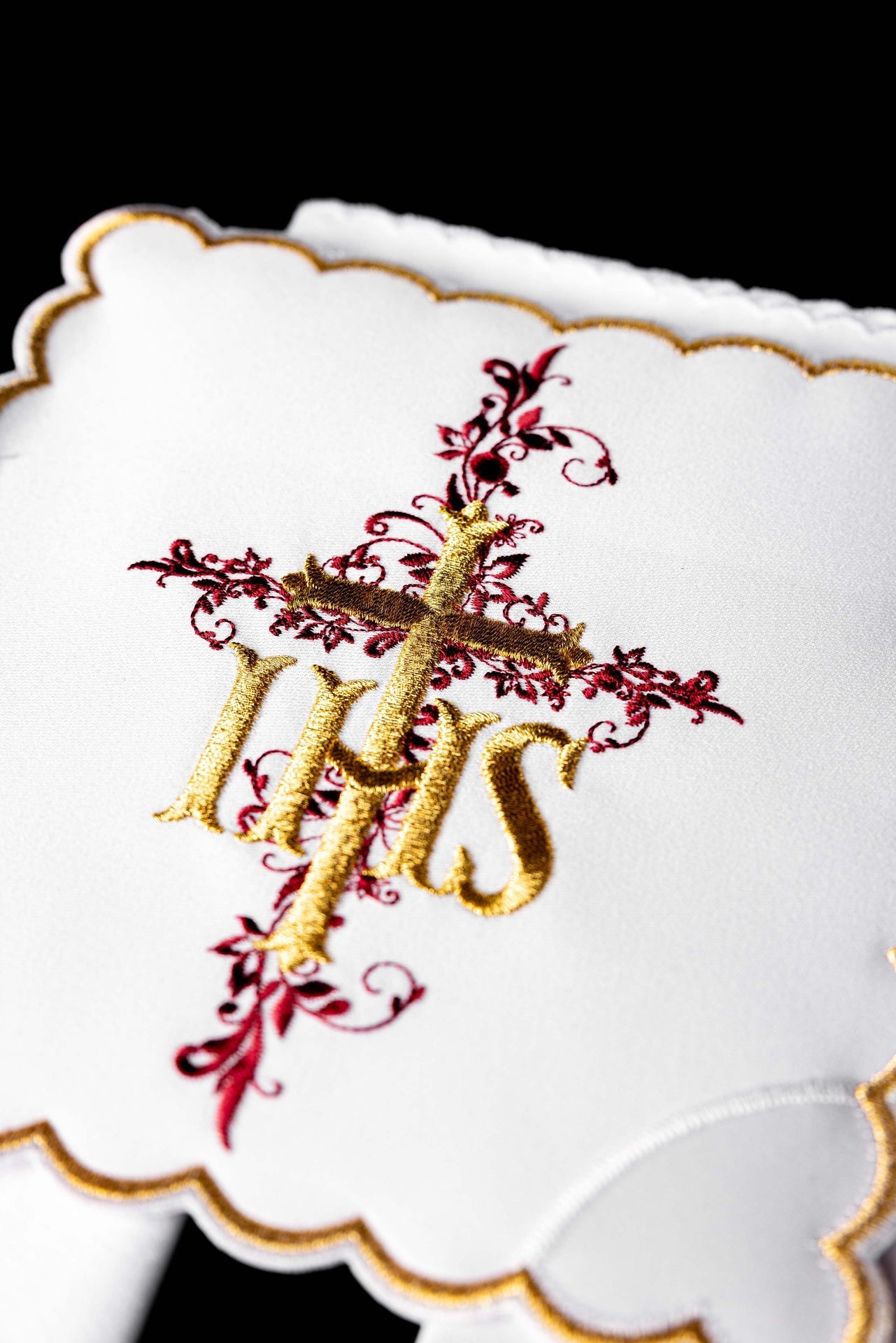 Chalice Linen Set embroidered with a white IHS motif KDT/5030/04 - CHASUBLES.COM