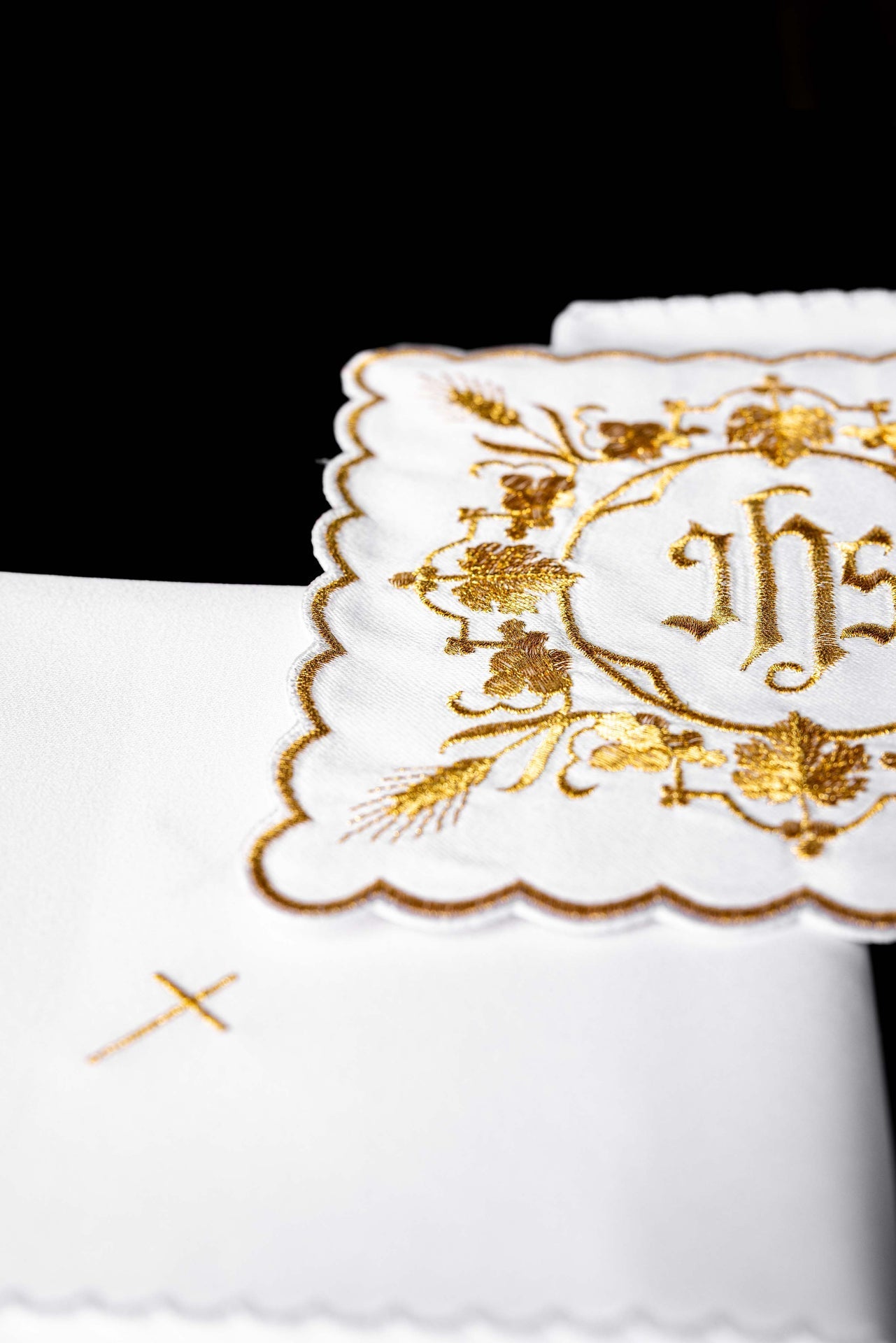 Chalice Linen Set embroidered with a white IHS motif KDT/5027/04 BIAŁY - CHASUBLES.COM