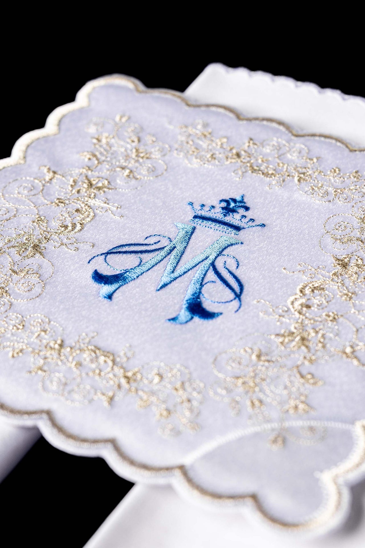 Chalice Linen Set embroidered with a white Marian motif KDT/5029/04 - CHASUBLES.COM