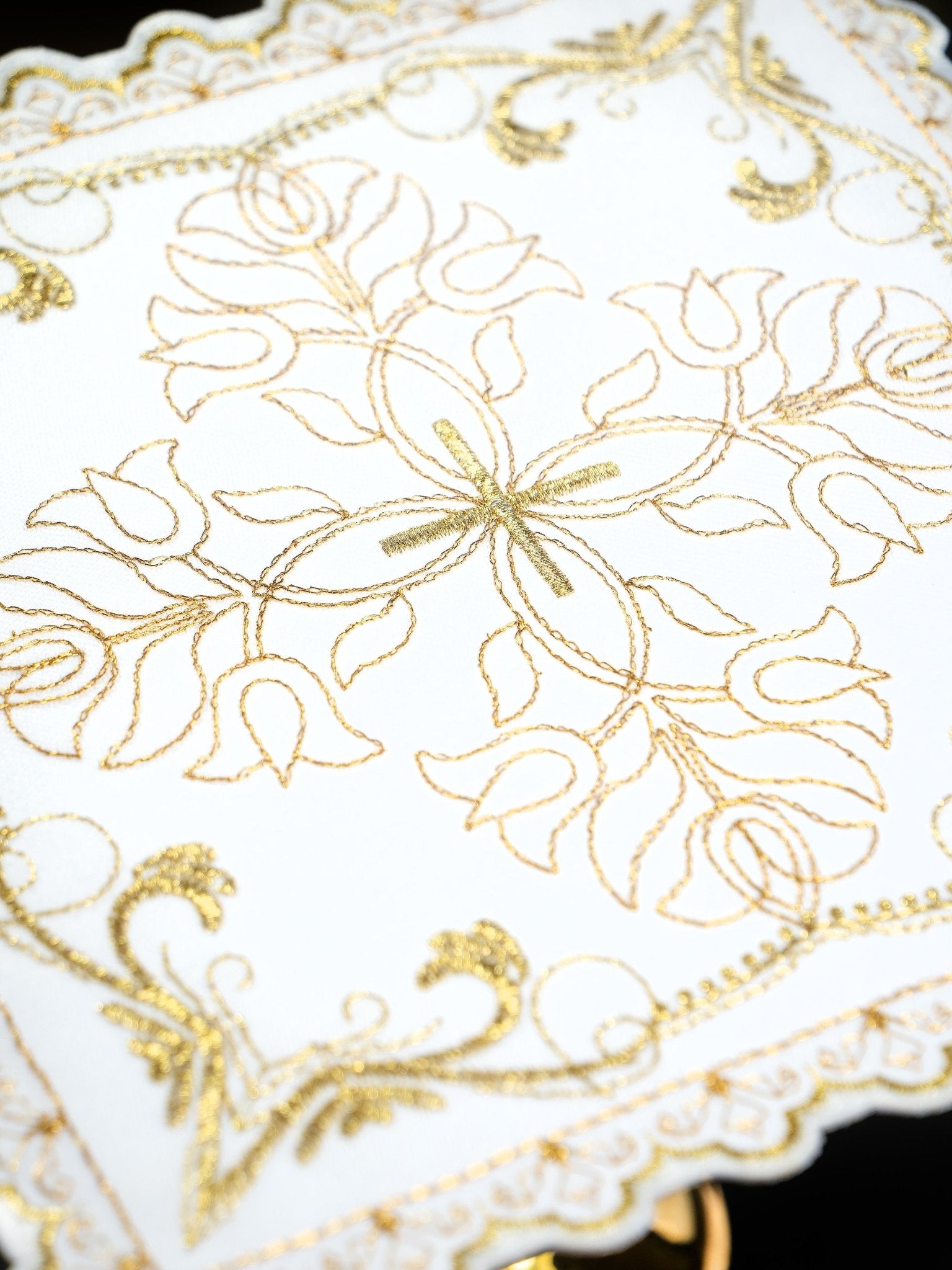 Chalice linen set with cross motif with decorative floral embroidery S - 5557 - HAFTINAUSA.COM