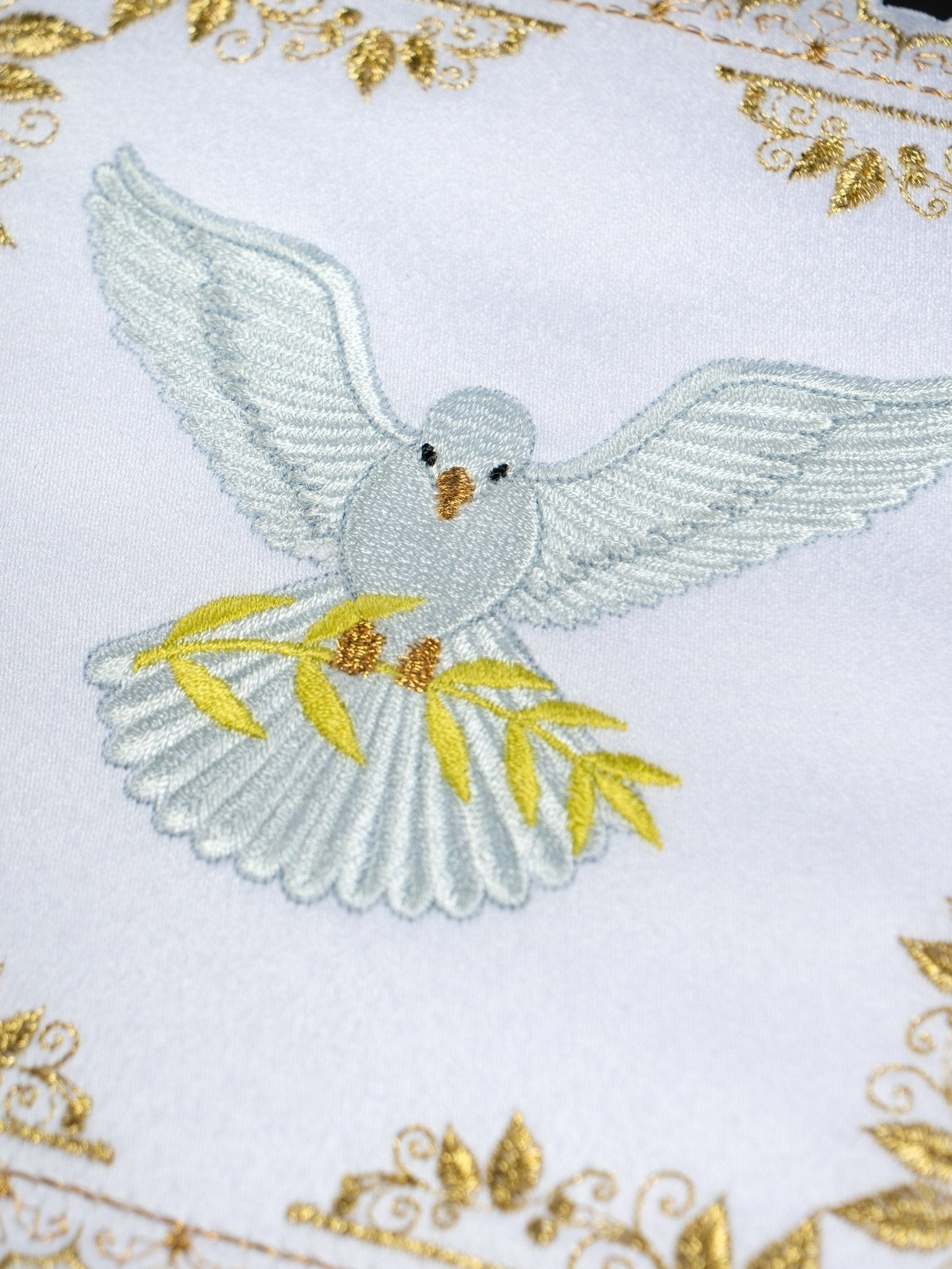 Chalice linen set with embroidered dove motif S - 5561 - HAFTINAUSA.COM