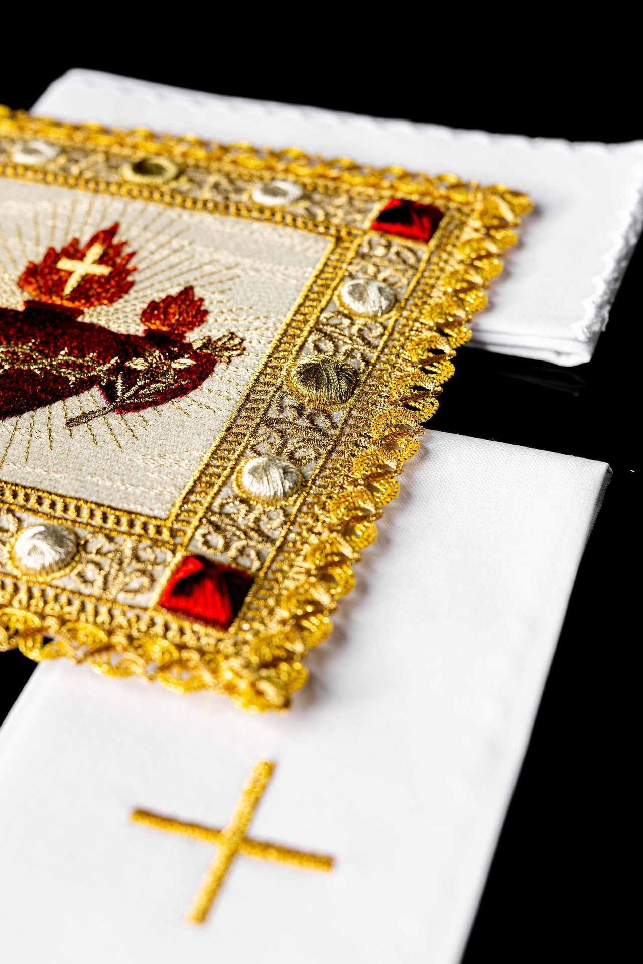 Chalice linen set with embroidery of the Three Hearts S-5577 - CHASUBLES.COM