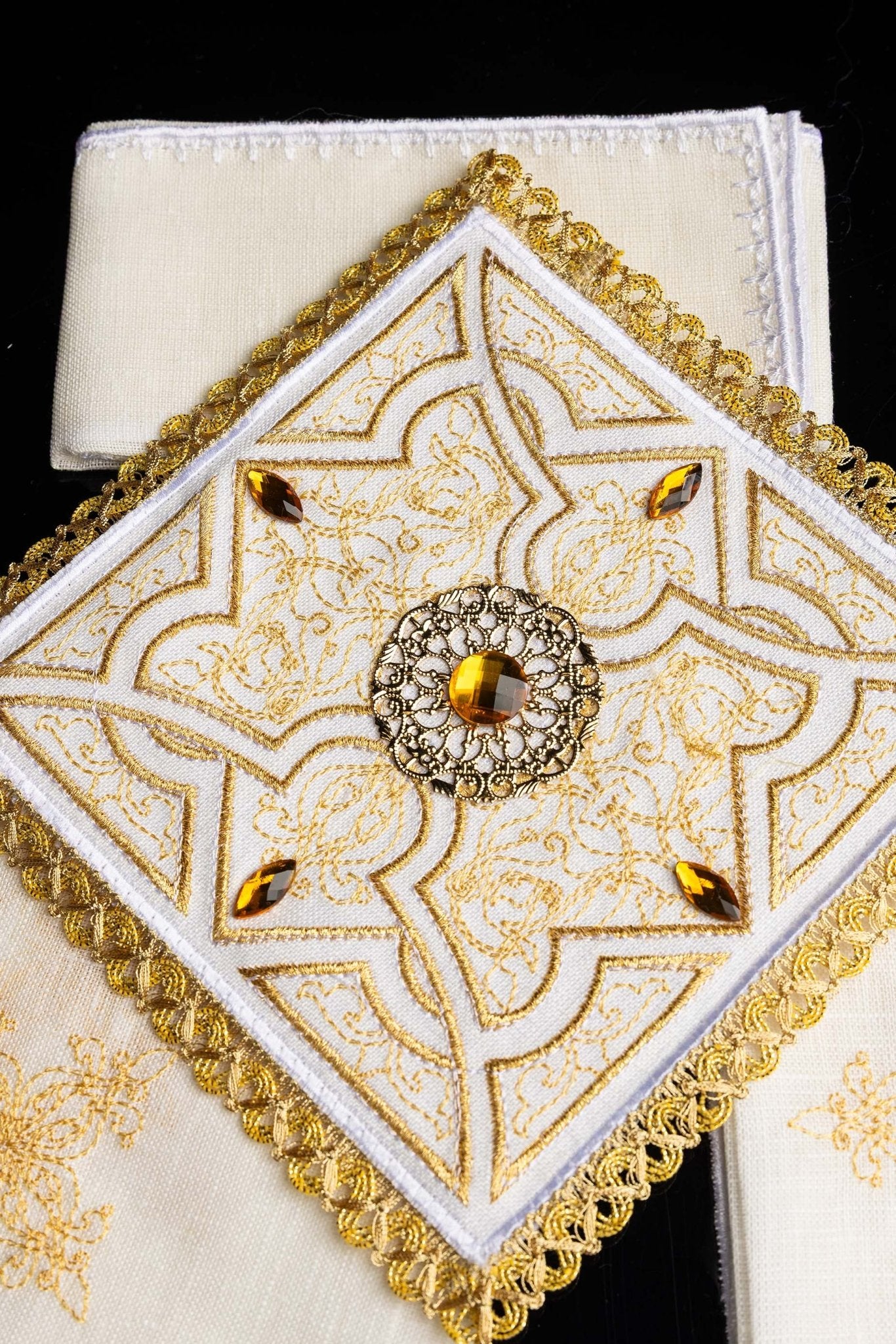 Chalice Linens Elaborately Decorated with Embroidery LE/5002 - CHASUBLES.COM