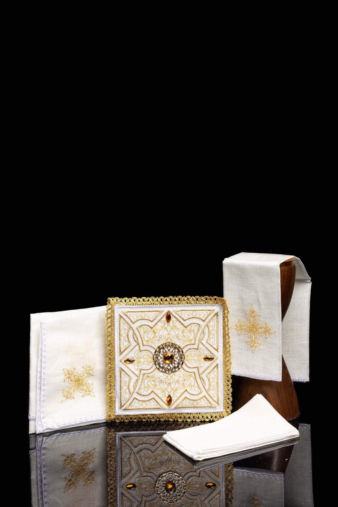 Chalice Linens Elaborately Decorated with Embroidery LE/5002 - CHASUBLES.COM
