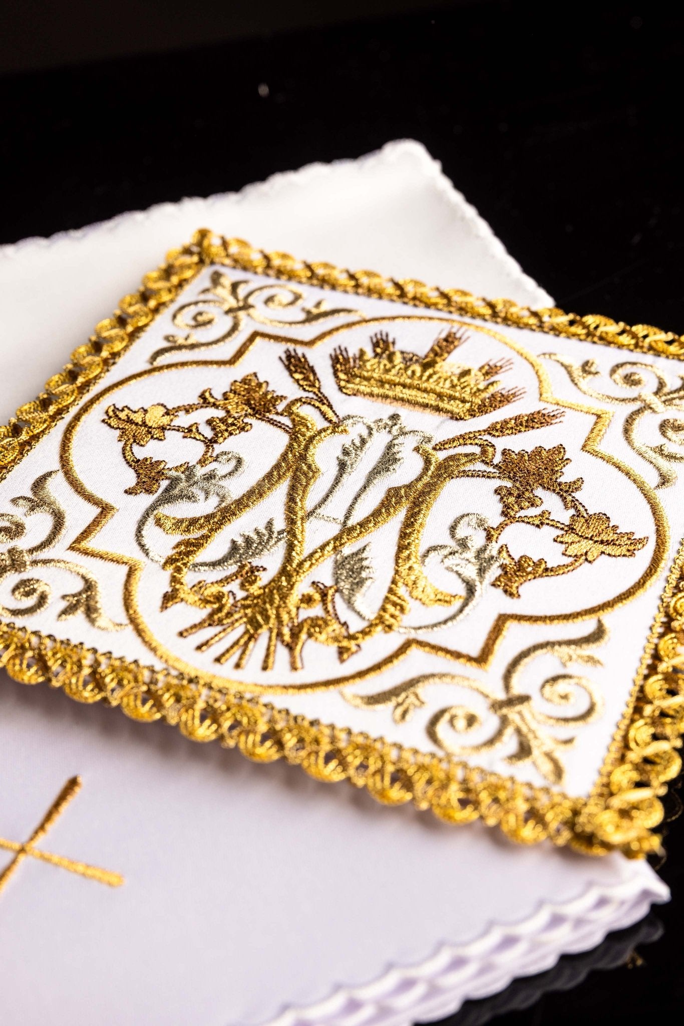 Chalice linens embroidered with a Marian symbol KK/5010 - CHASUBLES.COM