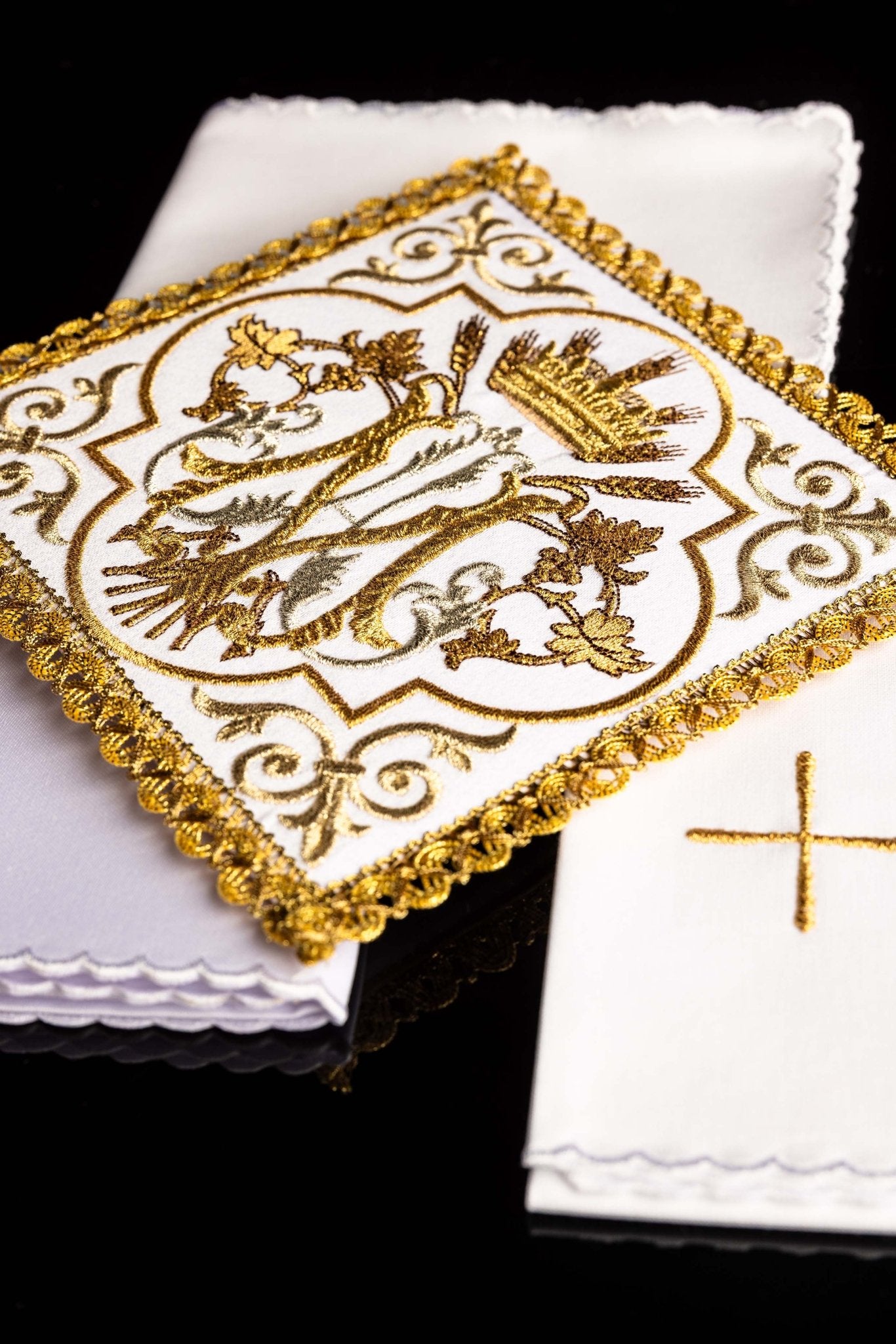 Chalice linens embroidered with a Marian symbol KK/5010 - CHASUBLES.COM