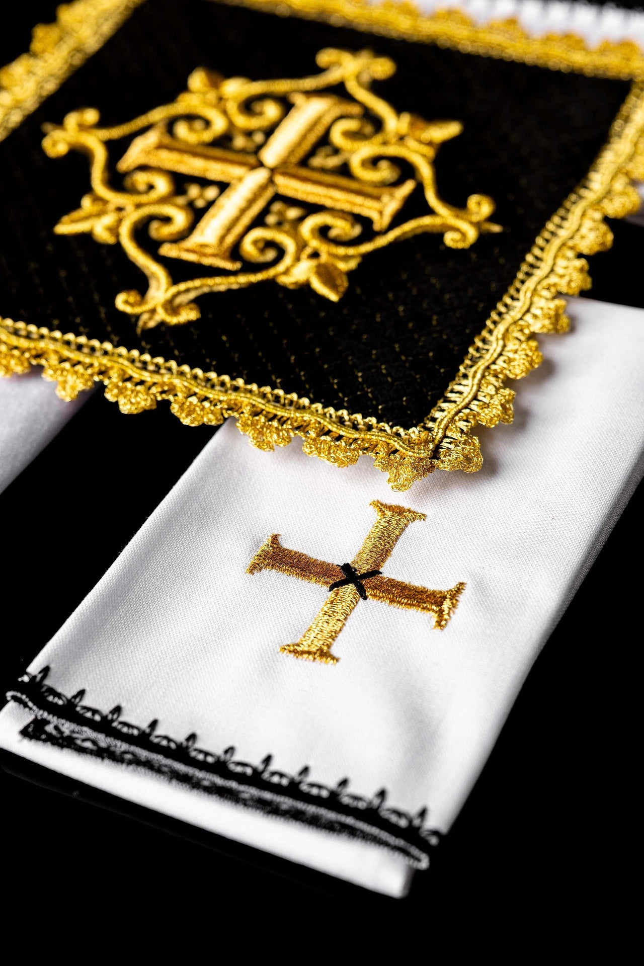 Chalice linens set made of black velvet with an embroidered cross LE/5029/C5 - CHASUBLES.COM