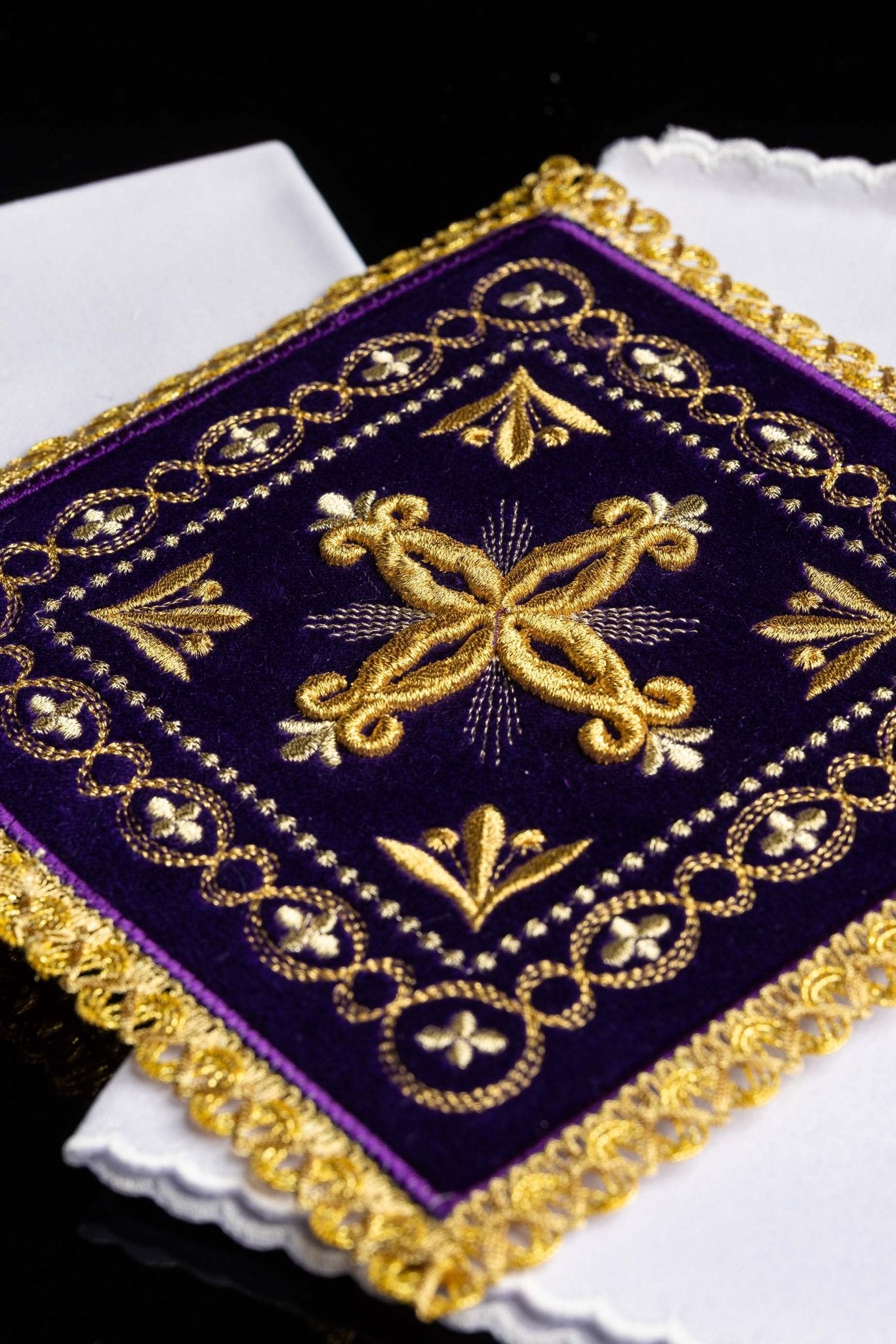 Chalice linens set made of purple velvet with golden cross KK/5006/C4 - CHASUBLES.COM