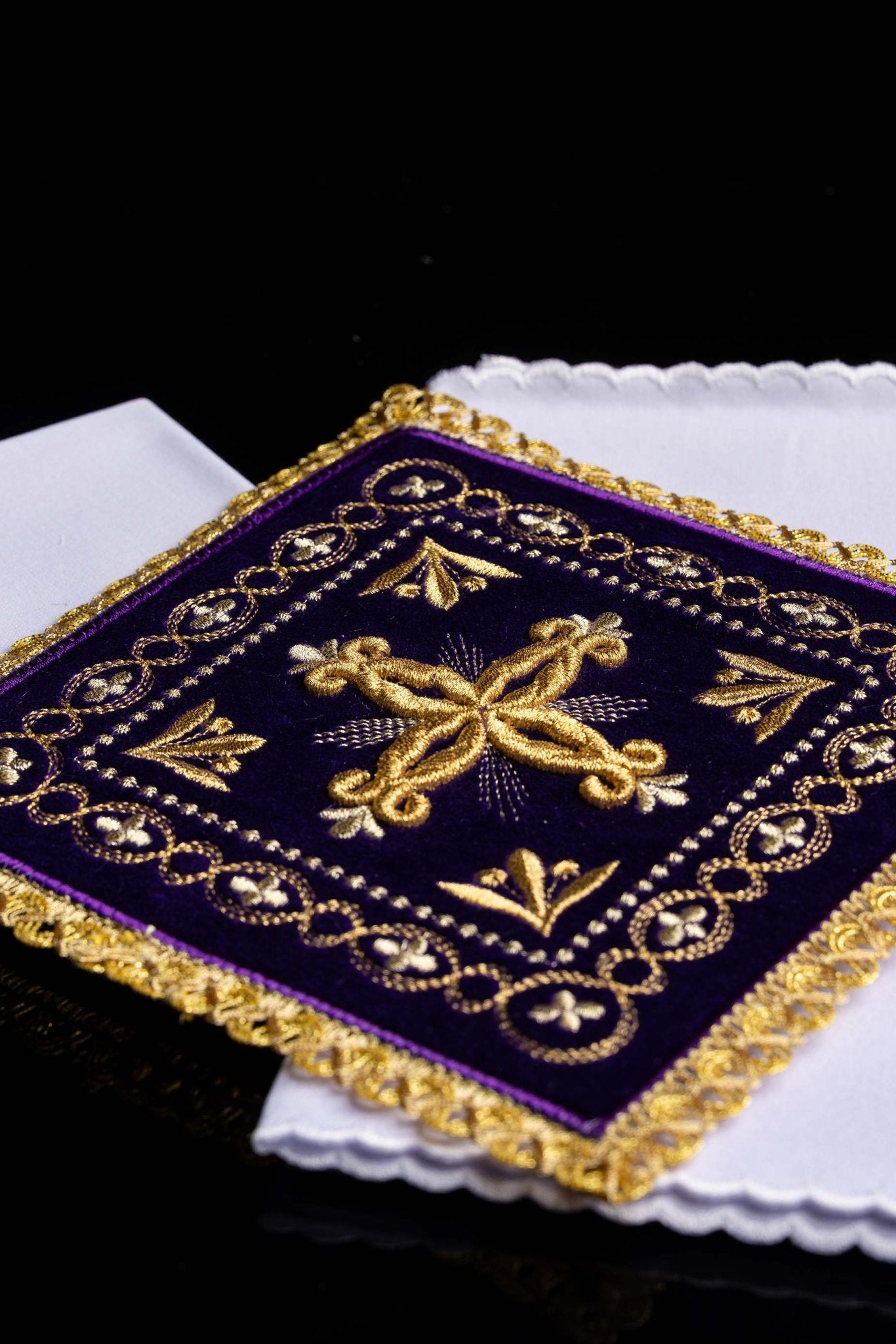 Chalice linens set made of purple velvet with golden cross KK/5006/C4 - CHASUBLES.COM