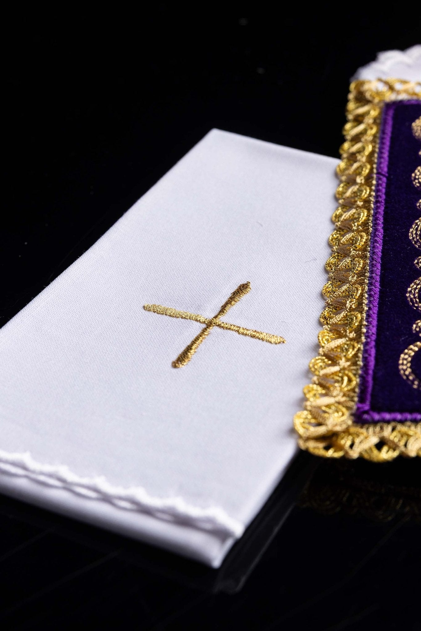 Chalice linens set made of purple velvet with golden cross KK/5006/C4 - CHASUBLES.COM