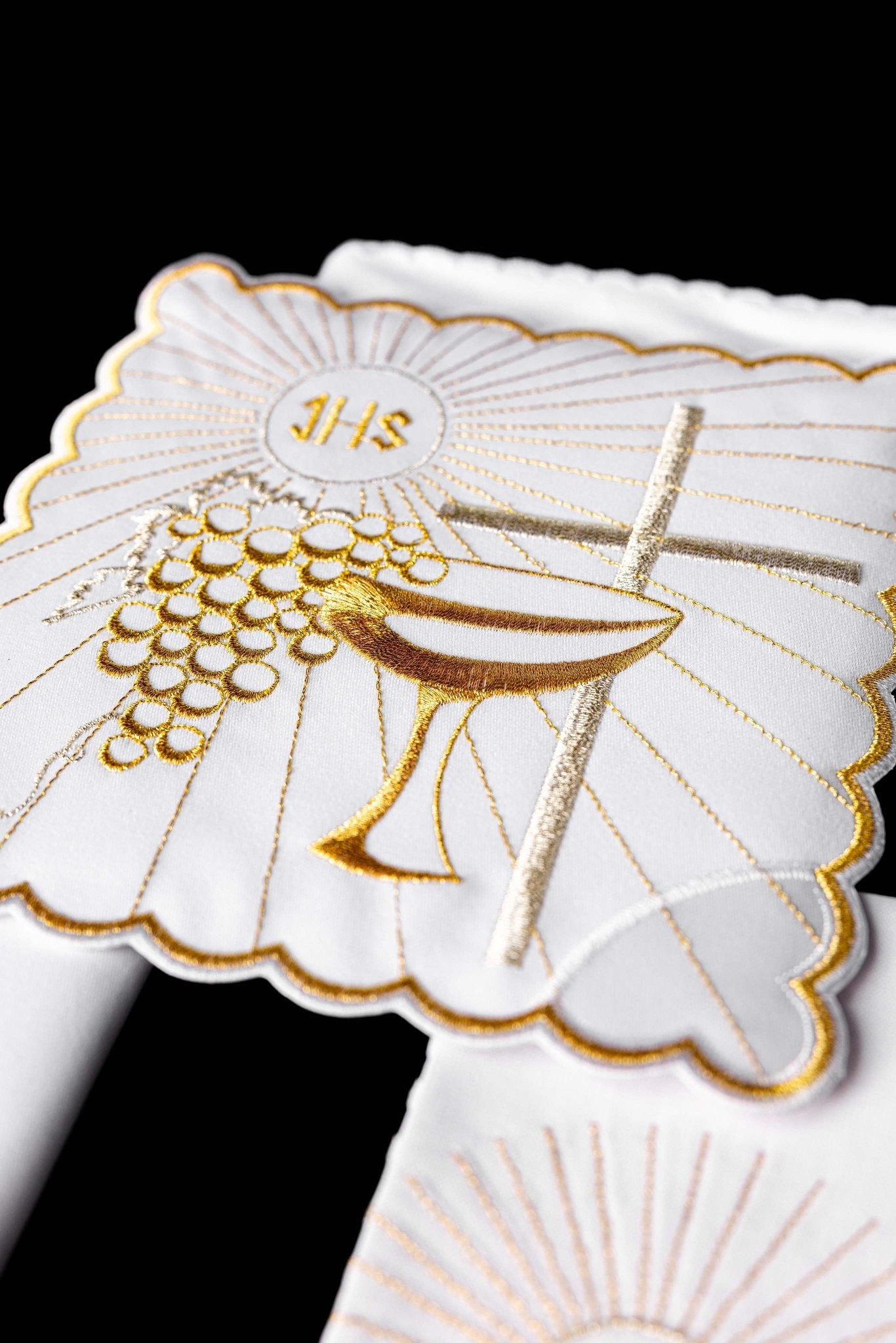 Chalice Linens with Golden Embroidery of Chalice and Cross KK/091 - CHASUBLES.COM