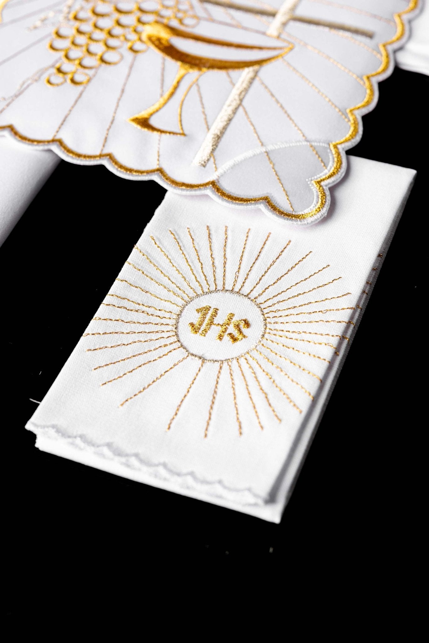 Chalice Linens with Golden Embroidery of Chalice and Cross KK/091 - CHASUBLES.COM