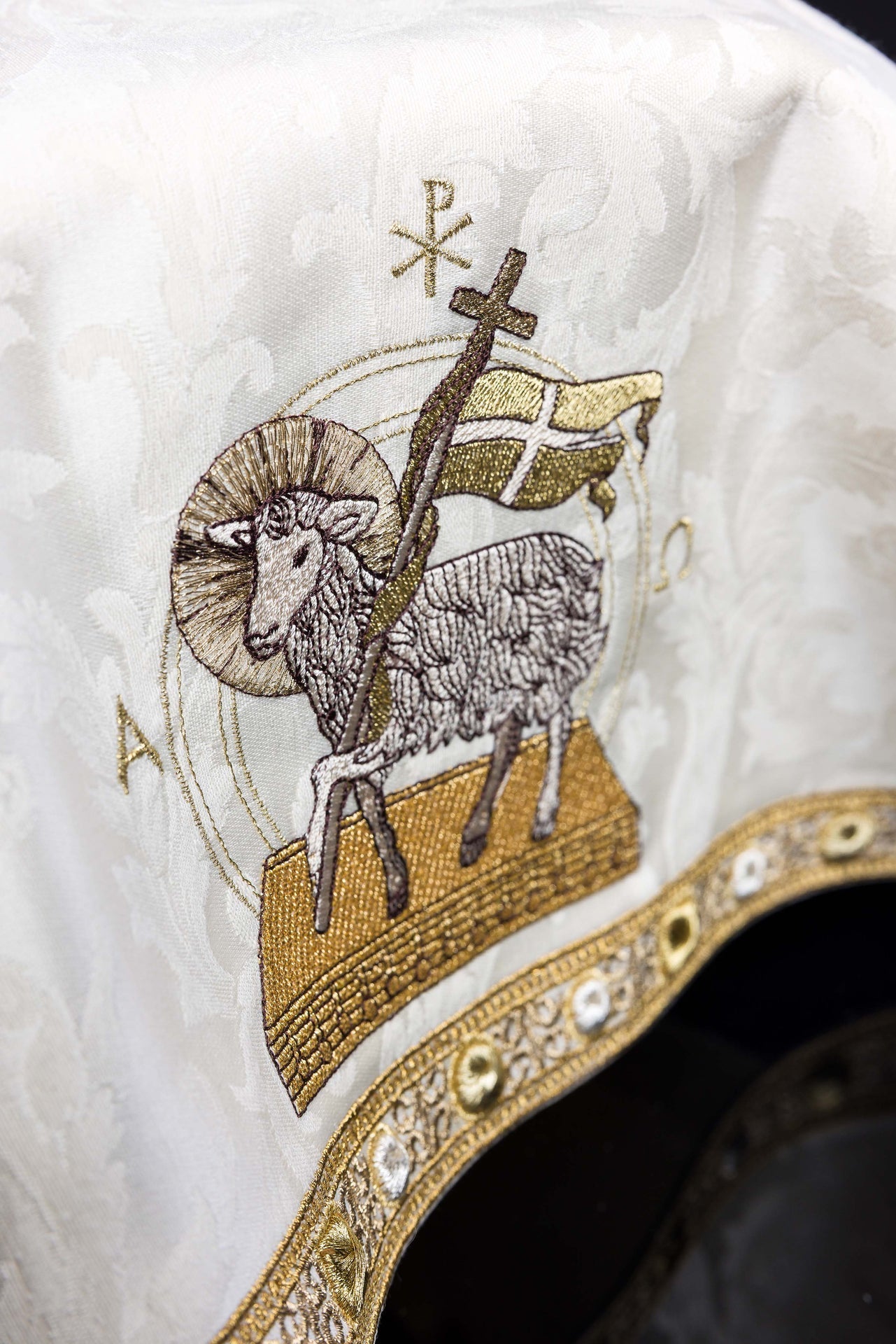 Chalice veil with embroidered Lamb jacquard fabric in ecru S-4572-05-88 50*50 - CHASUBLES.COM