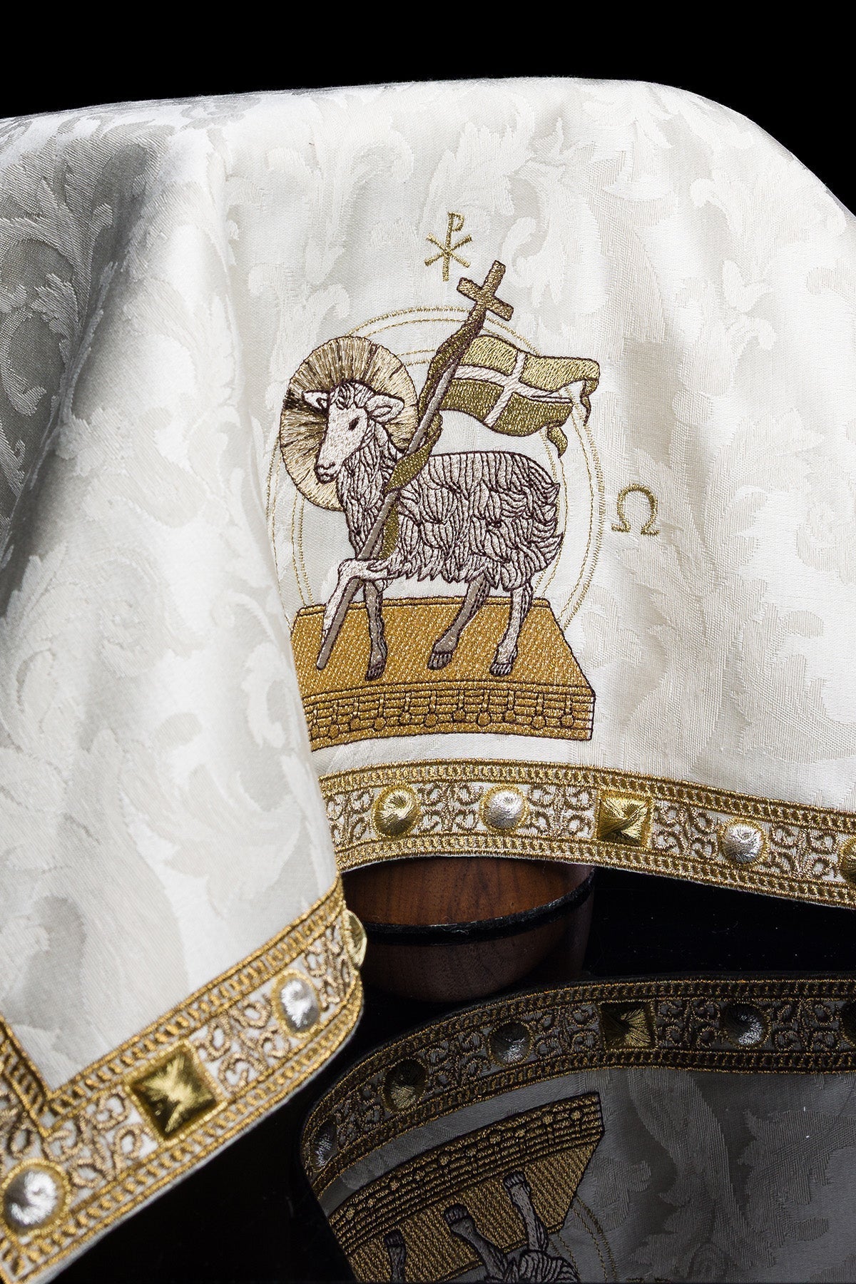 Chalice veil with embroidered Lamb jacquard fabric in ecru S-4572-05-88 50*50 - CHASUBLES.COM