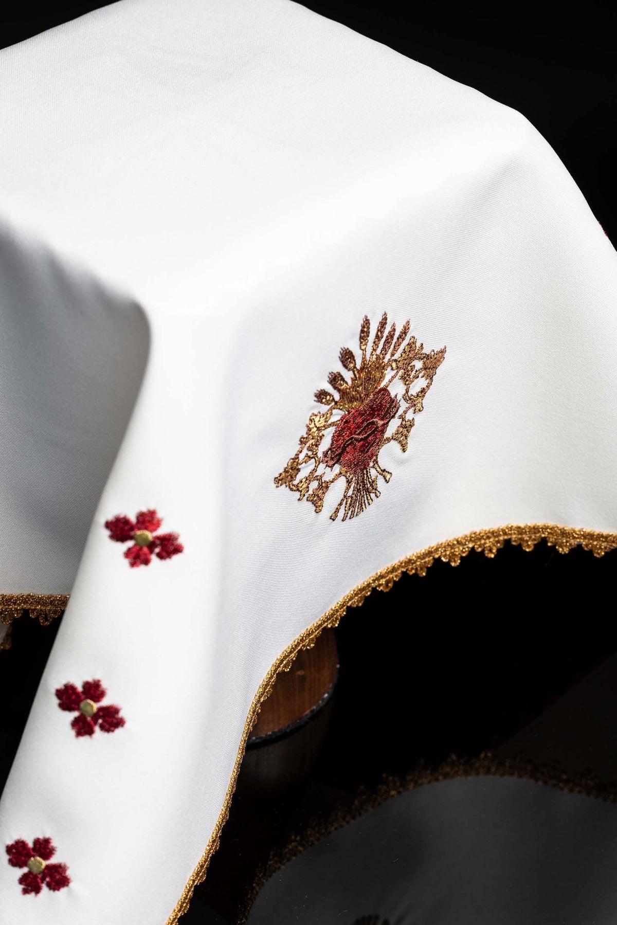 Chalice Veil with Embroidered Sacred Heart of Jesus Motif KWB/014 50X50 - CHASUBLES.COM
