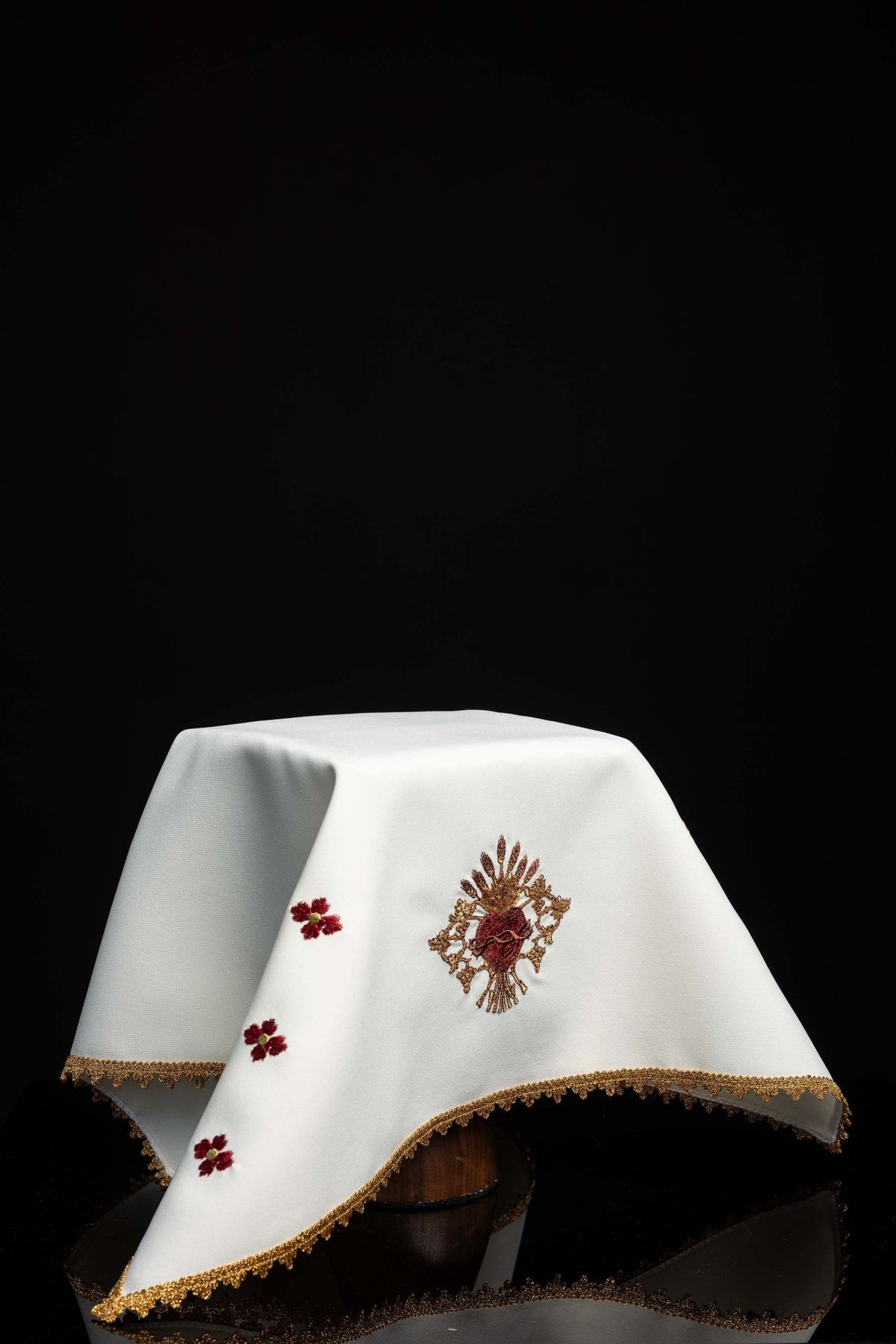 Chalice Veil with Embroidered Sacred Heart of Jesus Motif KWB/014 50X50 - CHASUBLES.COM