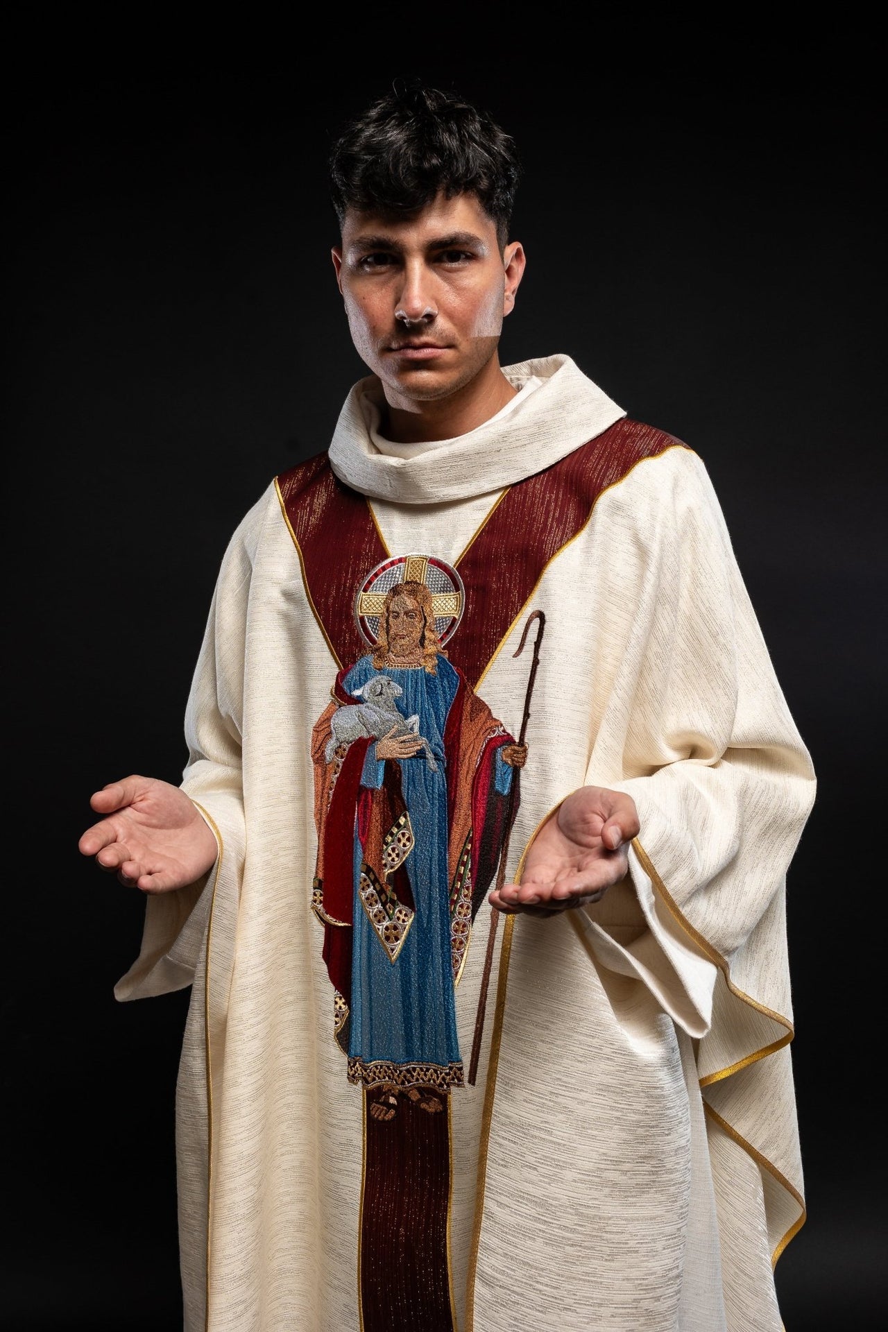 Chasuble ecru with the image of Jesus the Good Shepherd with a decorative burgundy stripe LE/7035/05 - CHASUBLES.COM