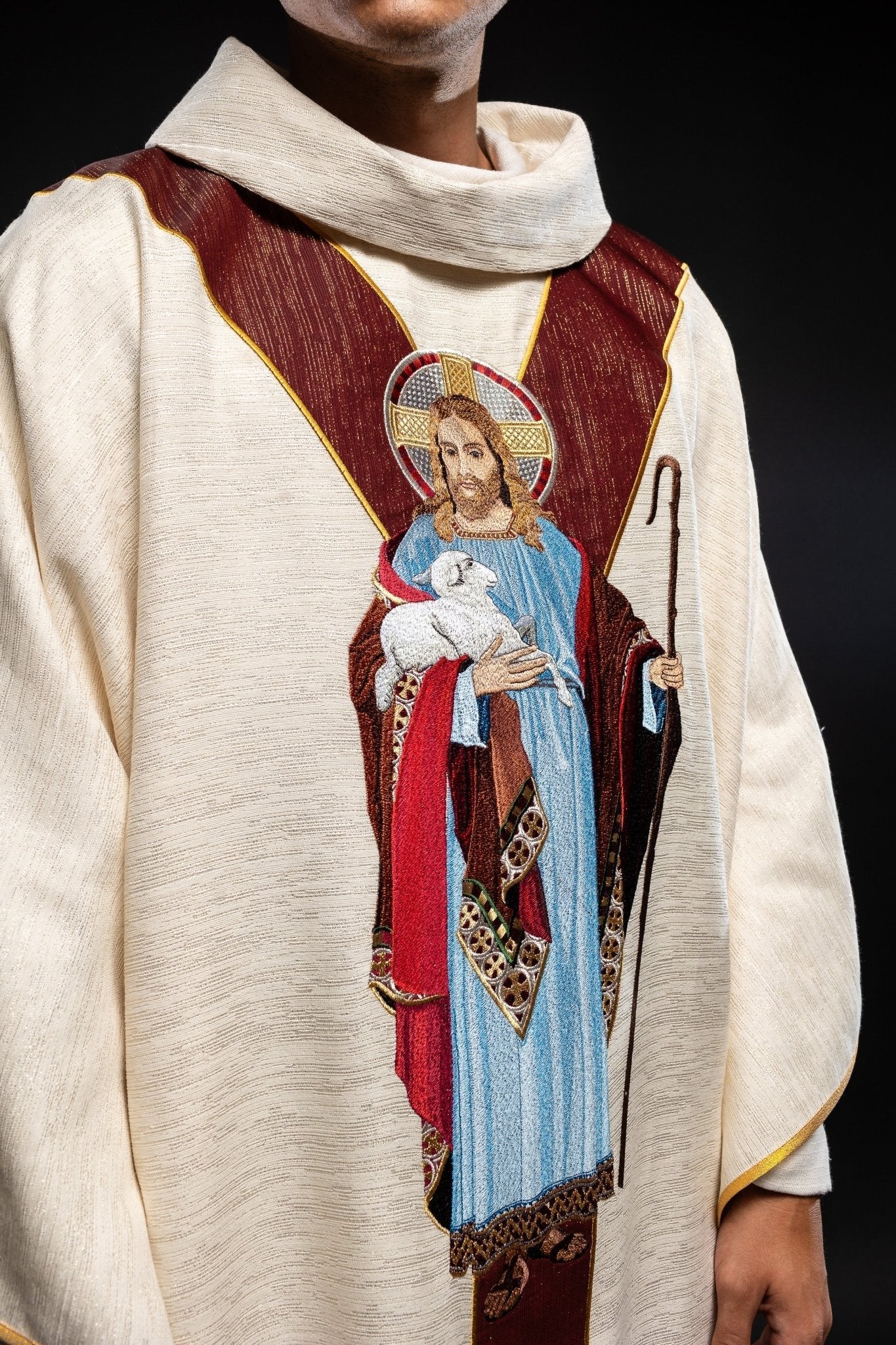 Chasuble ecru with the image of Jesus the Good Shepherd with a decorative burgundy stripe LE/7035/05 - HAFTINAUSA.COM