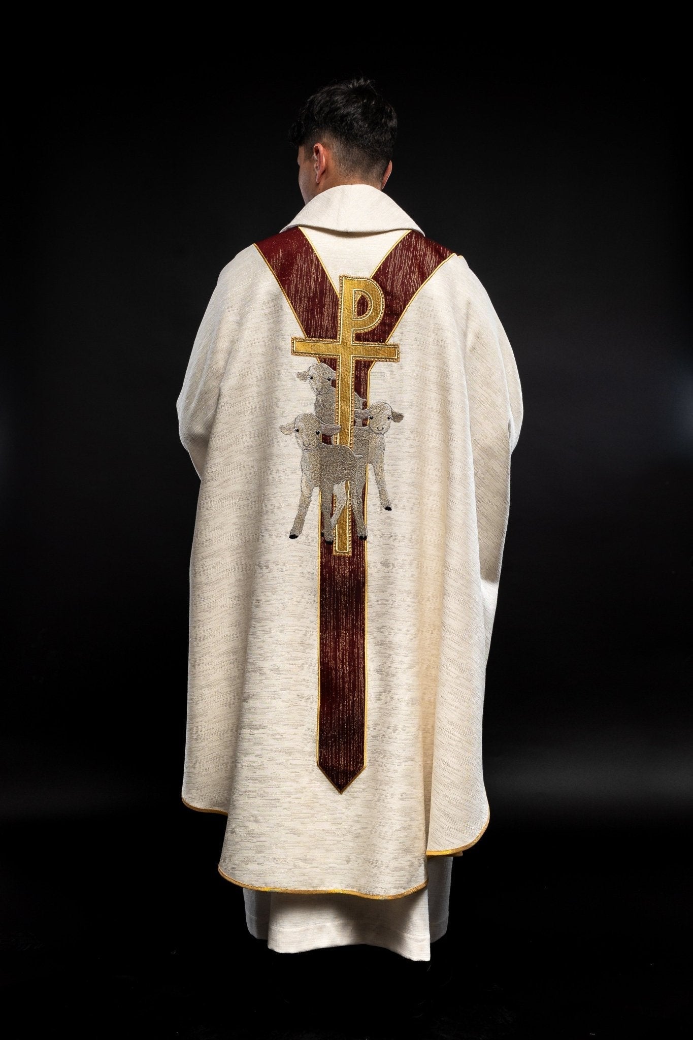 Chasuble ecru with the image of Jesus the Good Shepherd with a decorative burgundy stripe LE/7035/05 - HAFTINAUSA.COM