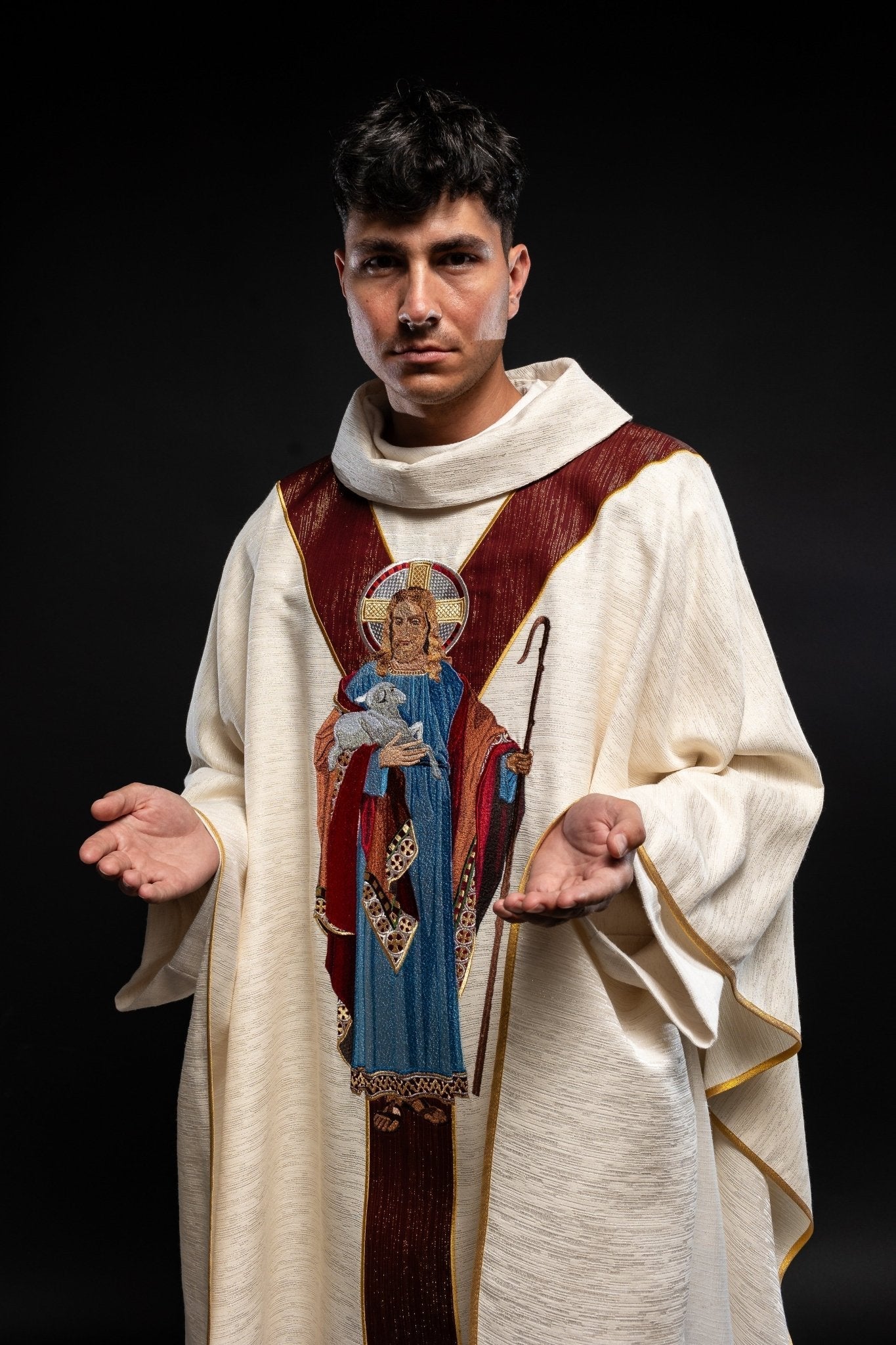 Chasuble ecru with the image of Jesus the Good Shepherd with a decorative burgundy stripe LE/7035/05 - HAFTINAUSA.COM