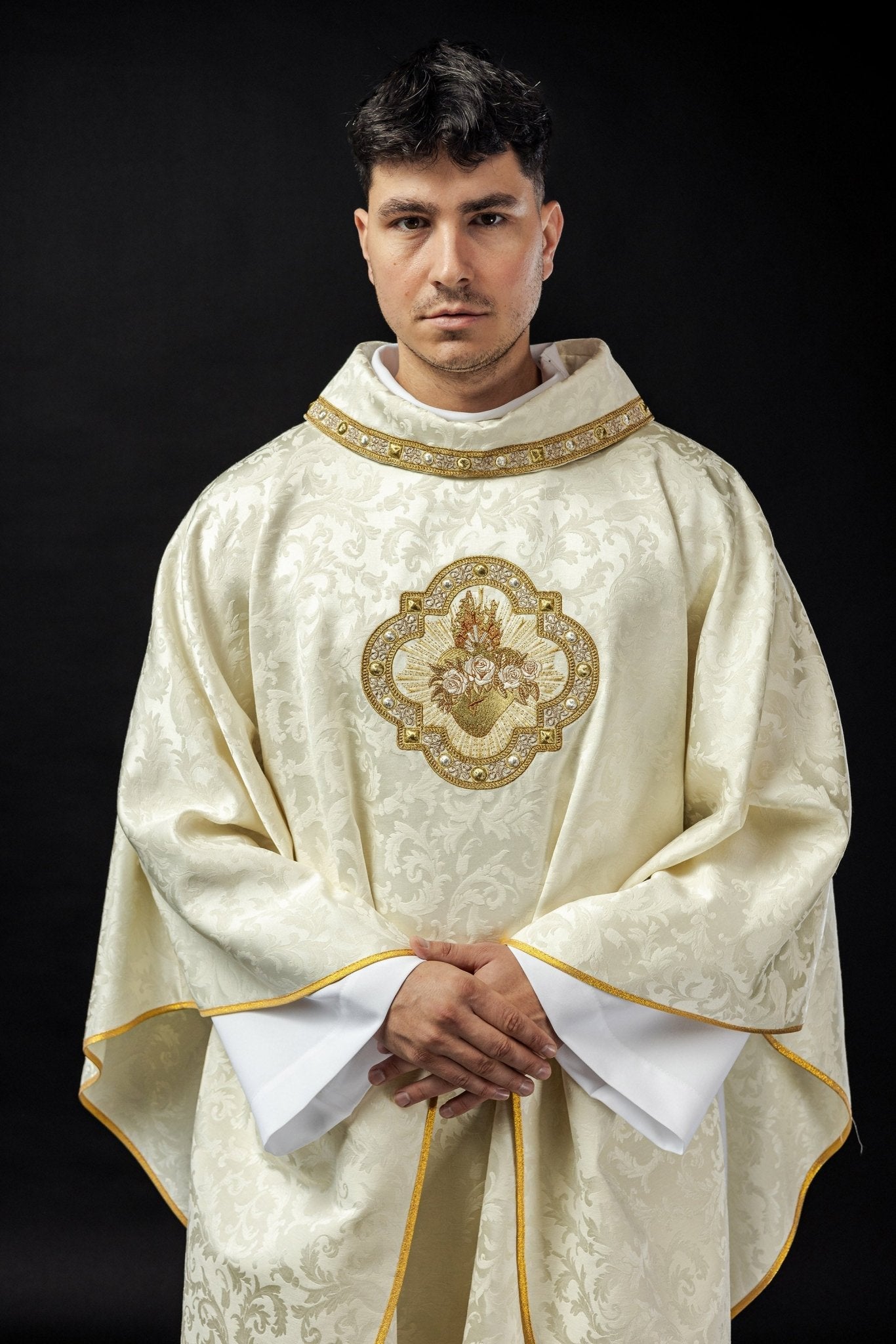 Chasuble embroidered with a motif of the Heart of Mary on jacquard S - 70101 - 05 - 88 - HAFTINAUSA.COM