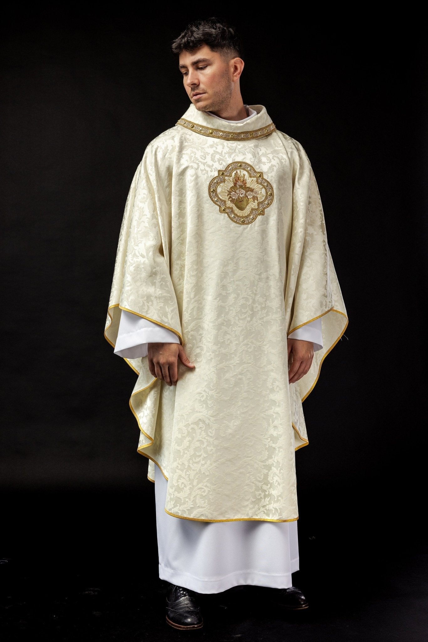 Chasuble embroidered with a motif of the Heart of Mary on jacquard S - 70101 - 05 - 88 - HAFTINAUSA.COM