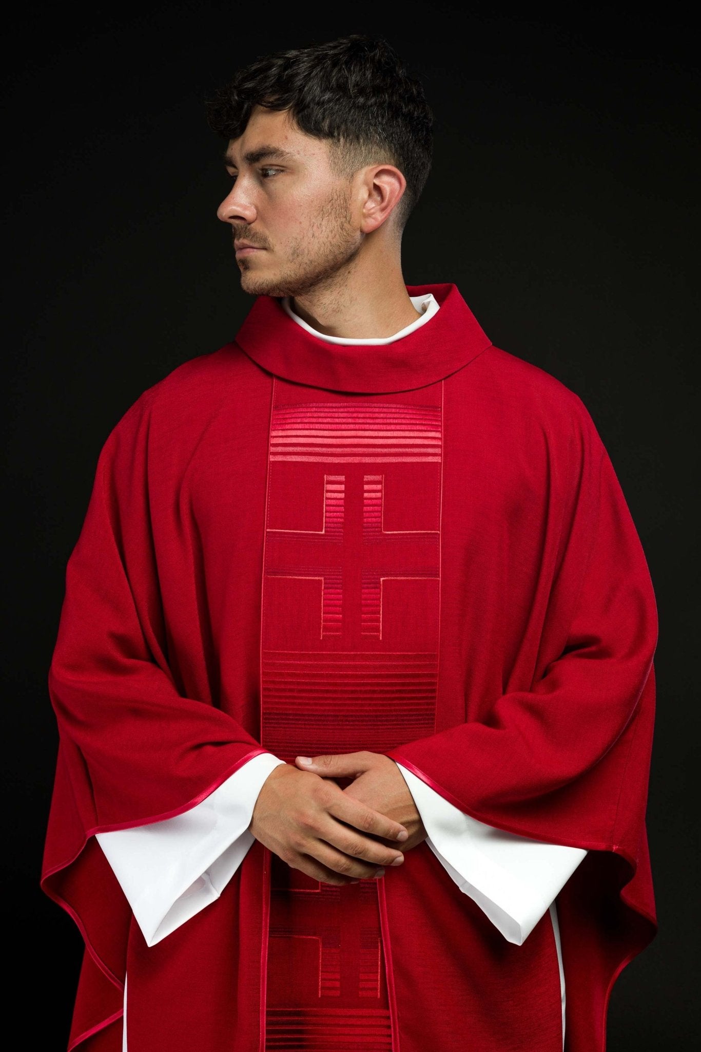 Chasuble embroidered with Crosses in red HA7032-02 CZERWONY - CHASUBLES.COM
