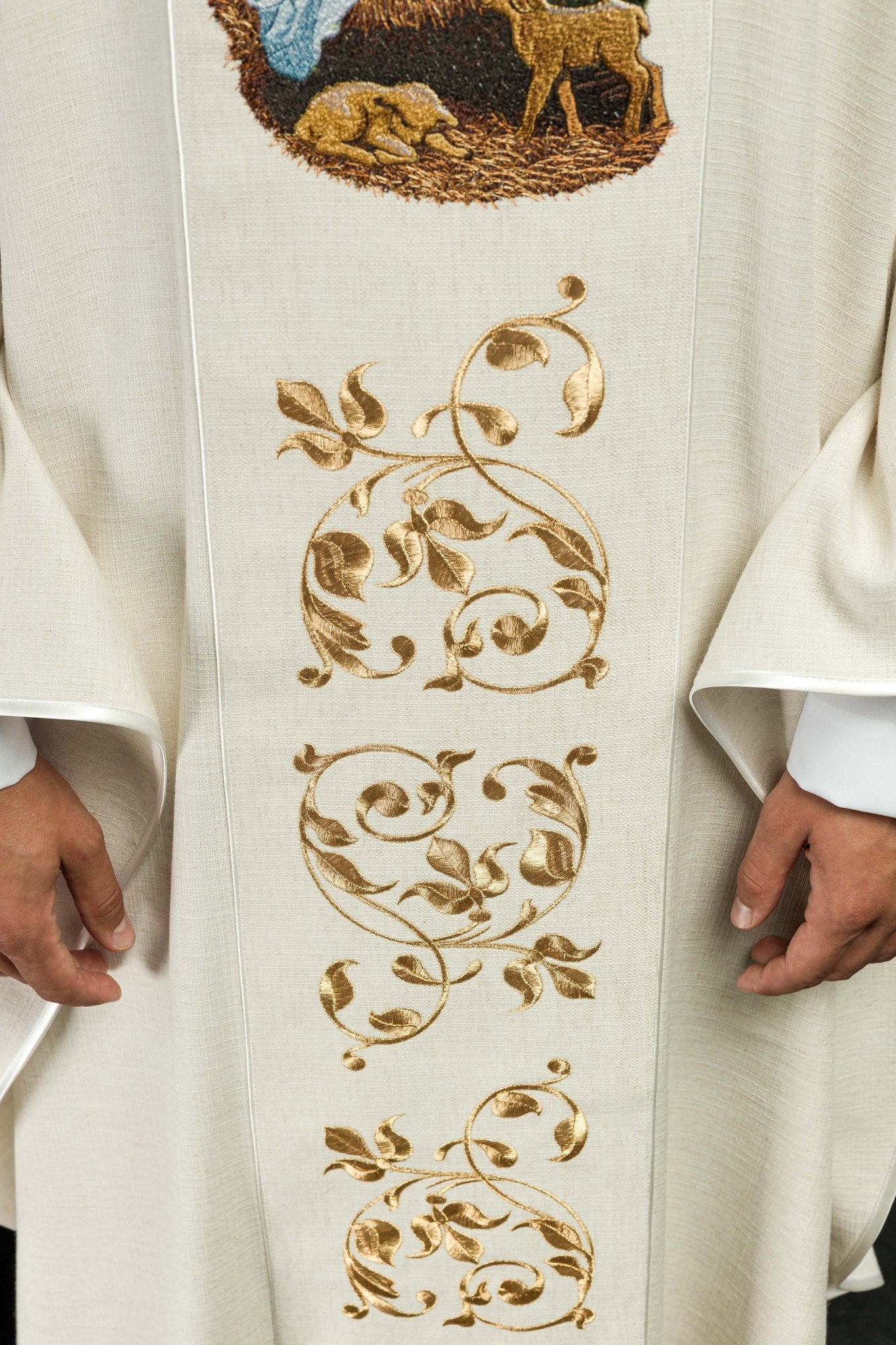 Chasuble embroidered with Holy Family motif in gold KOR/276/05/49 - CHASUBLES.COM