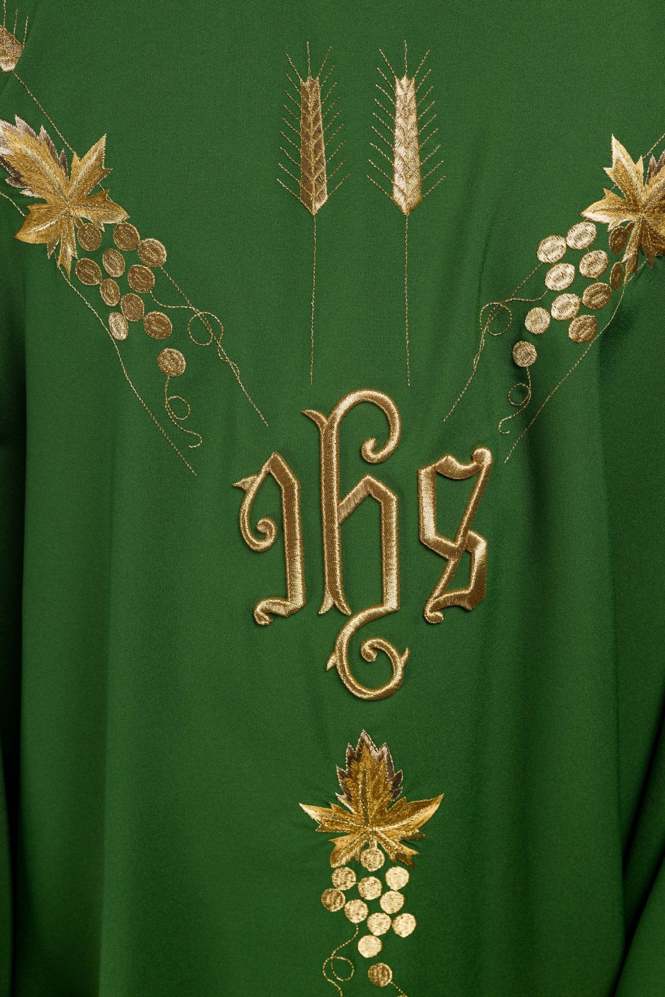 Chasuble embroidered with IHS and grape symbols in green KOR/057/01/01 ZIELONY - CHASUBLES.COM