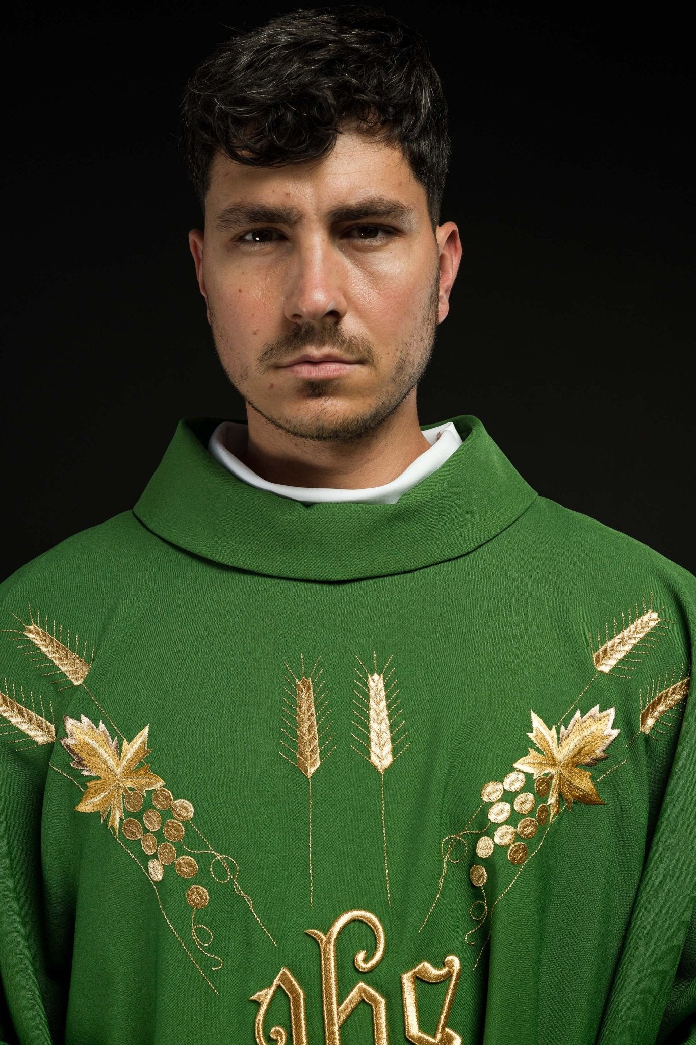 Chasuble embroidered with IHS and grape symbols in green KOR/057/01/01 ZIELONY - CHASUBLES.COM