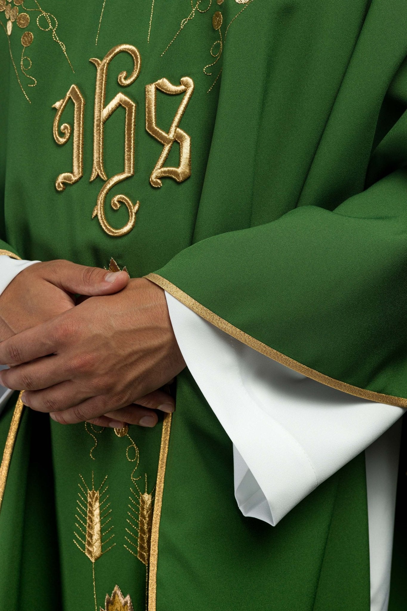 Chasuble embroidered with IHS and grape symbols in green KOR/057/01/01 ZIELONY - CHASUBLES.COM