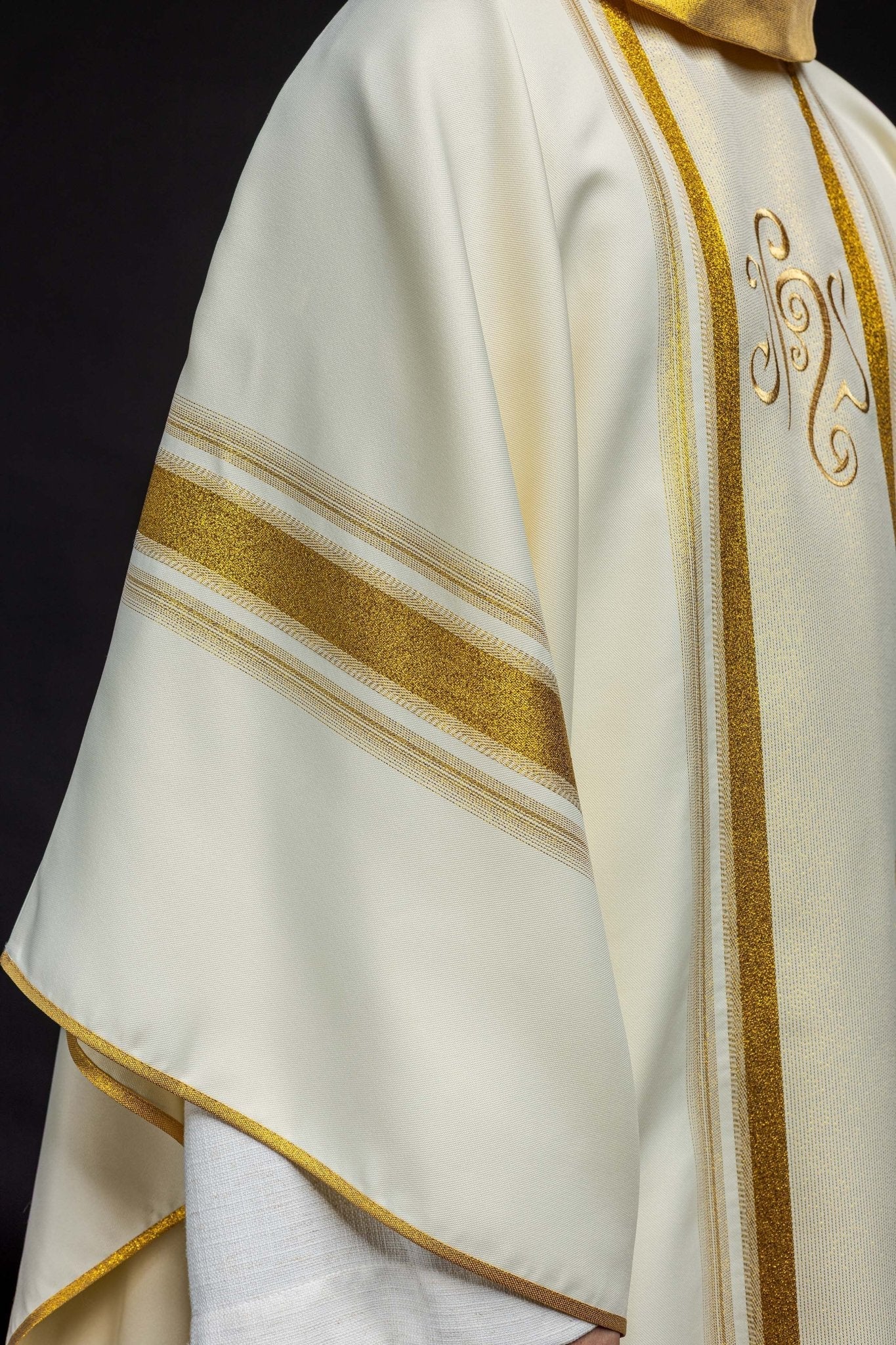 Chasuble embroidered with IHS motif with gilding in ecru KOR/183/05/27 ECRU - HAFTINAUSA.COM