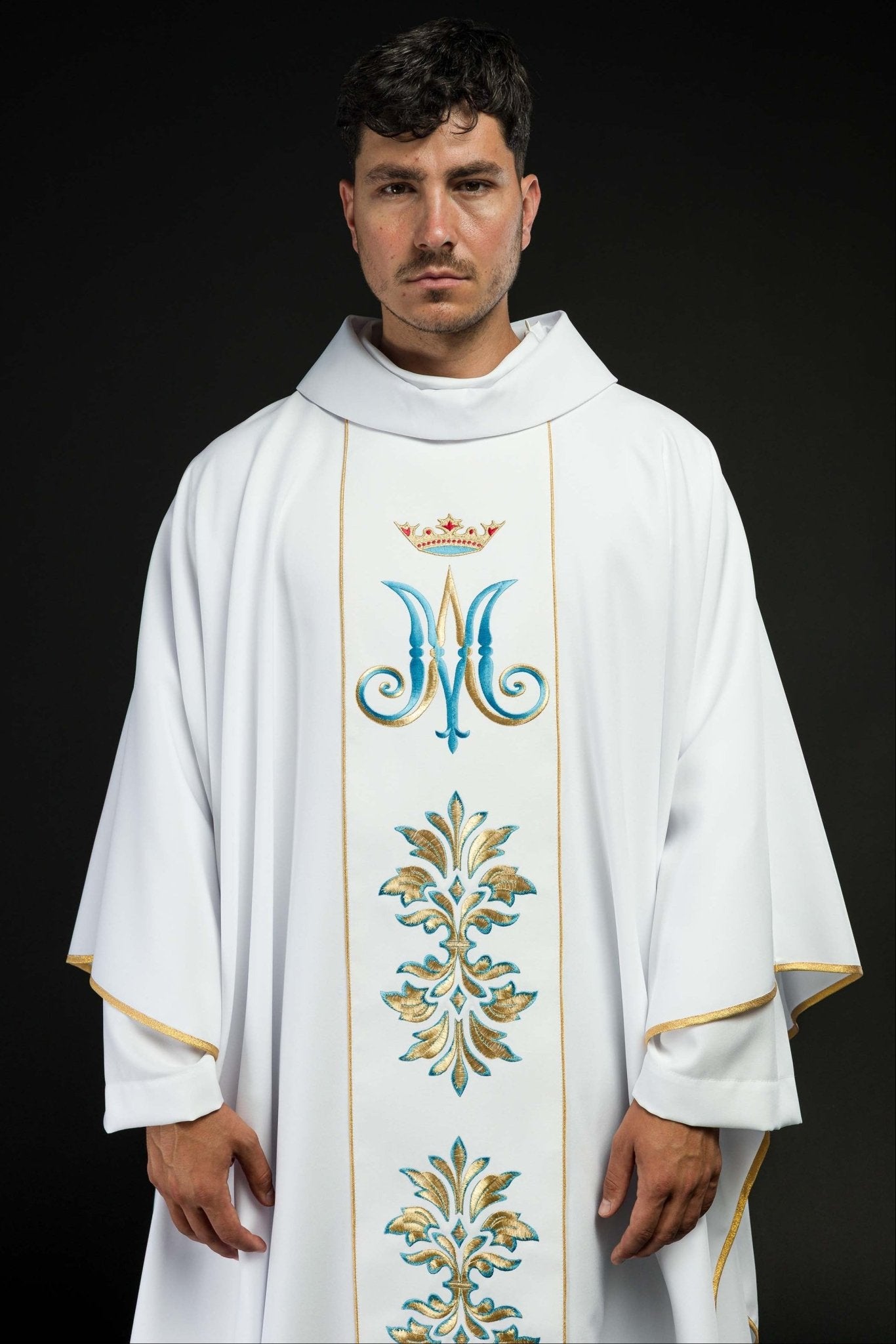Chasuble embroidered with Mary motif in White KOR/061/04/01 BIAŁY - CHASUBLES.COM
