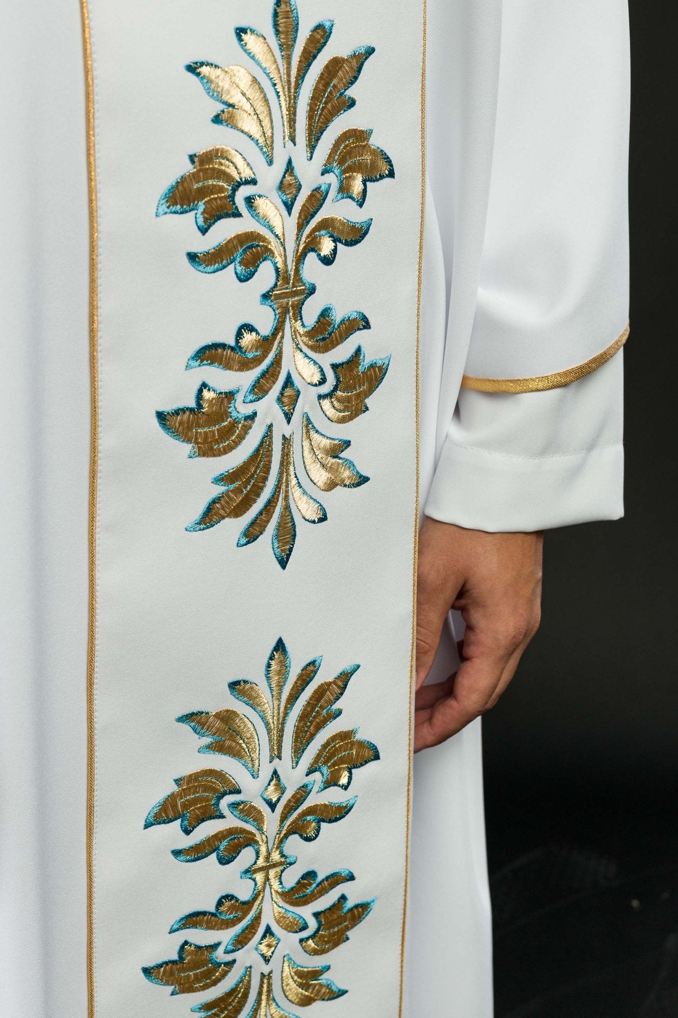 Chasuble embroidered with Mary motif in White KOR/061/04/01 BIAŁY - CHASUBLES.COM