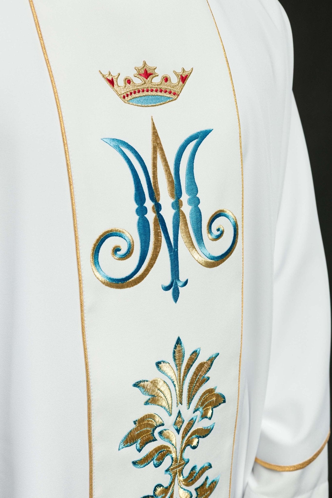 Chasuble embroidered with Mary motif in White KOR/061/04/01 BIAŁY - CHASUBLES.COM