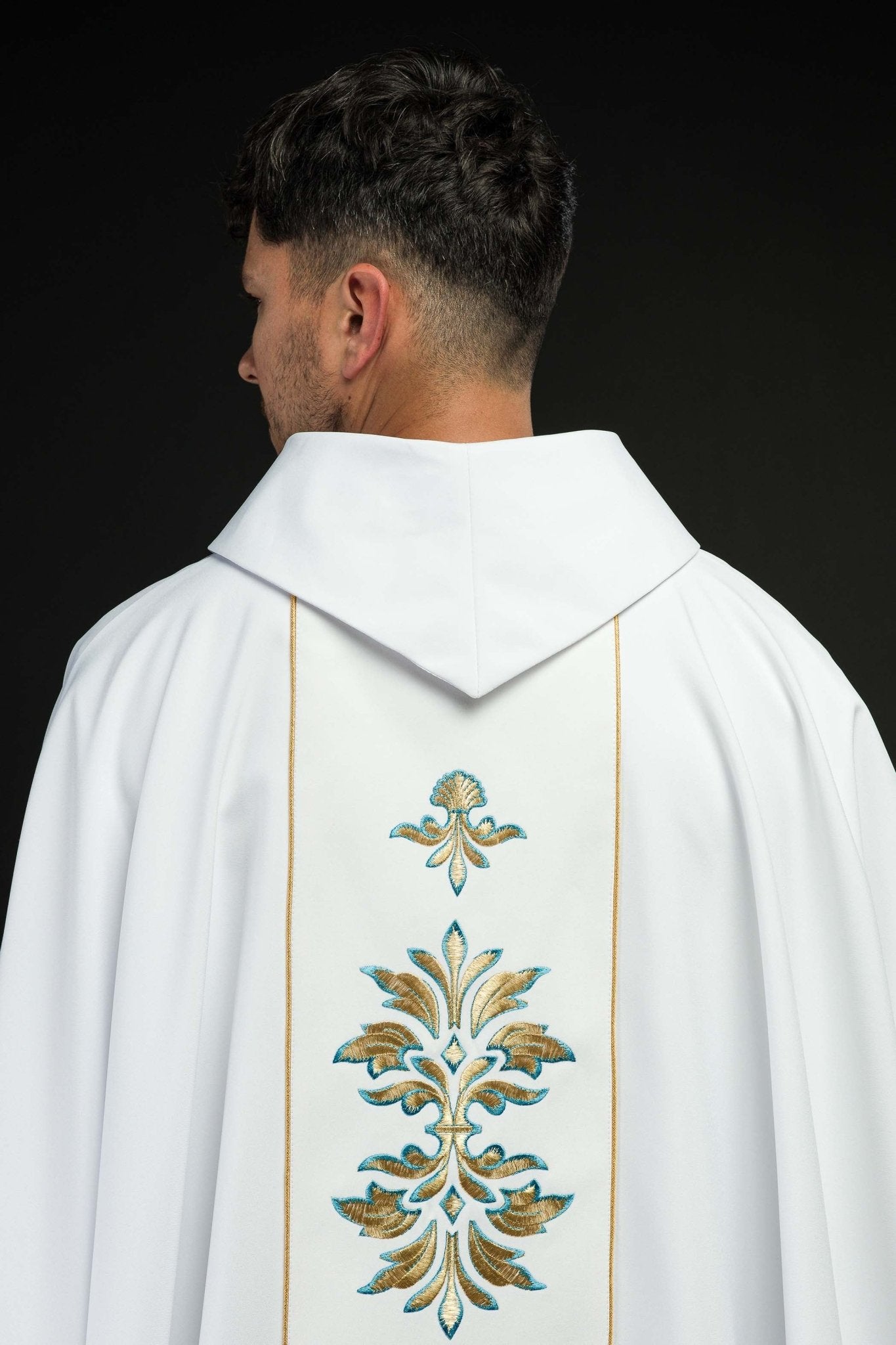 Chasuble embroidered with Mary motif in White KOR/061/04/01 BIAŁY - CHASUBLES.COM