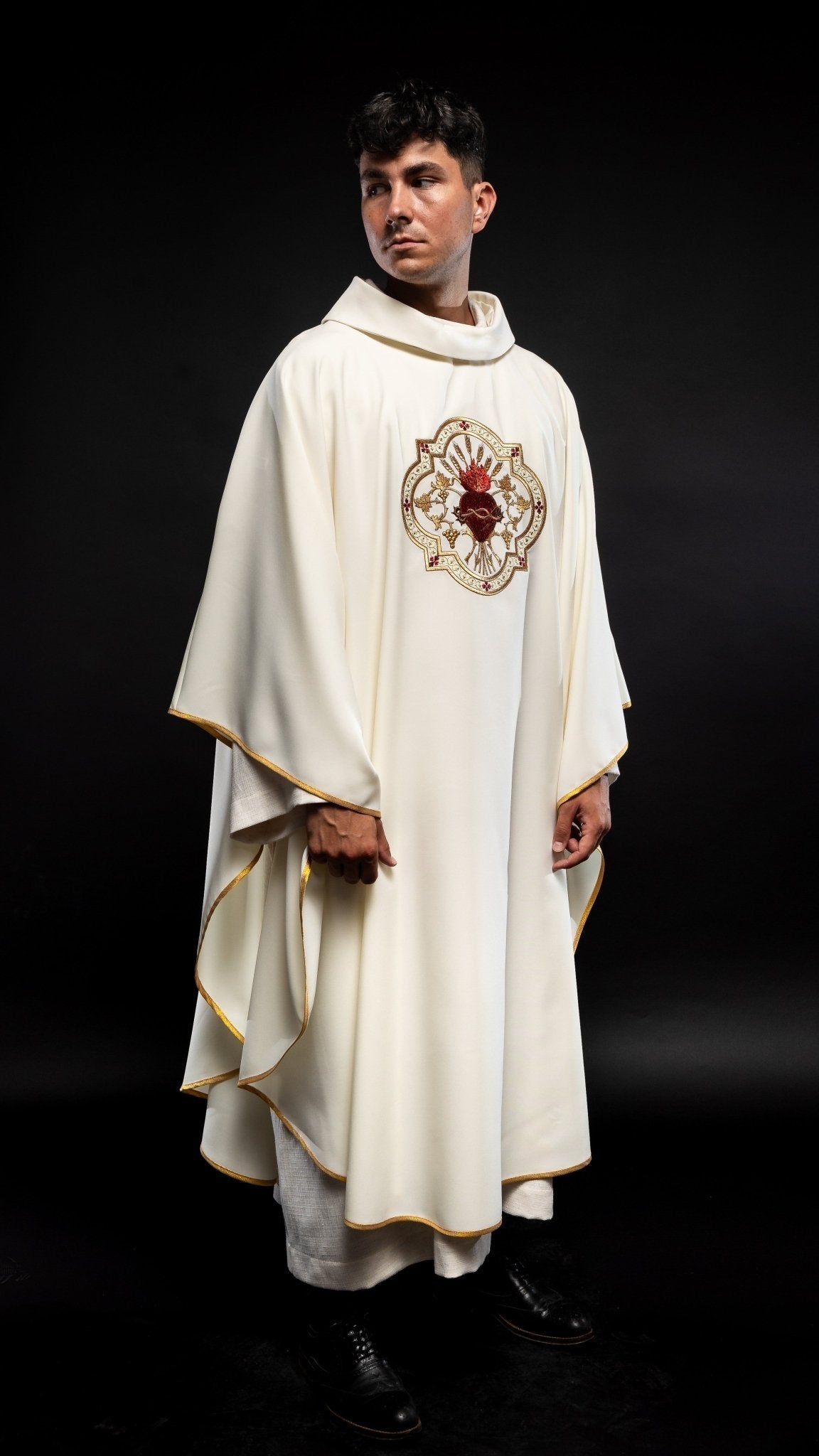 Chasuble embroidered with Sacred Heart of Jesus and Chalice in ecru KOR/118/05/01 ECRU - HAFTINAUSA.COM