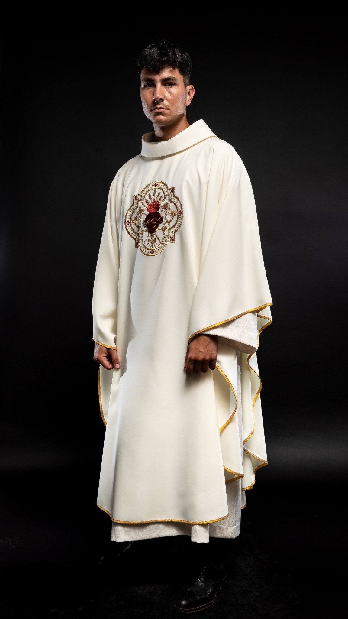 Chasuble embroidered with Sacred Heart of Jesus and Chalice in ecru KOR/118/05/01 ECRU - HAFTINAUSA.COM