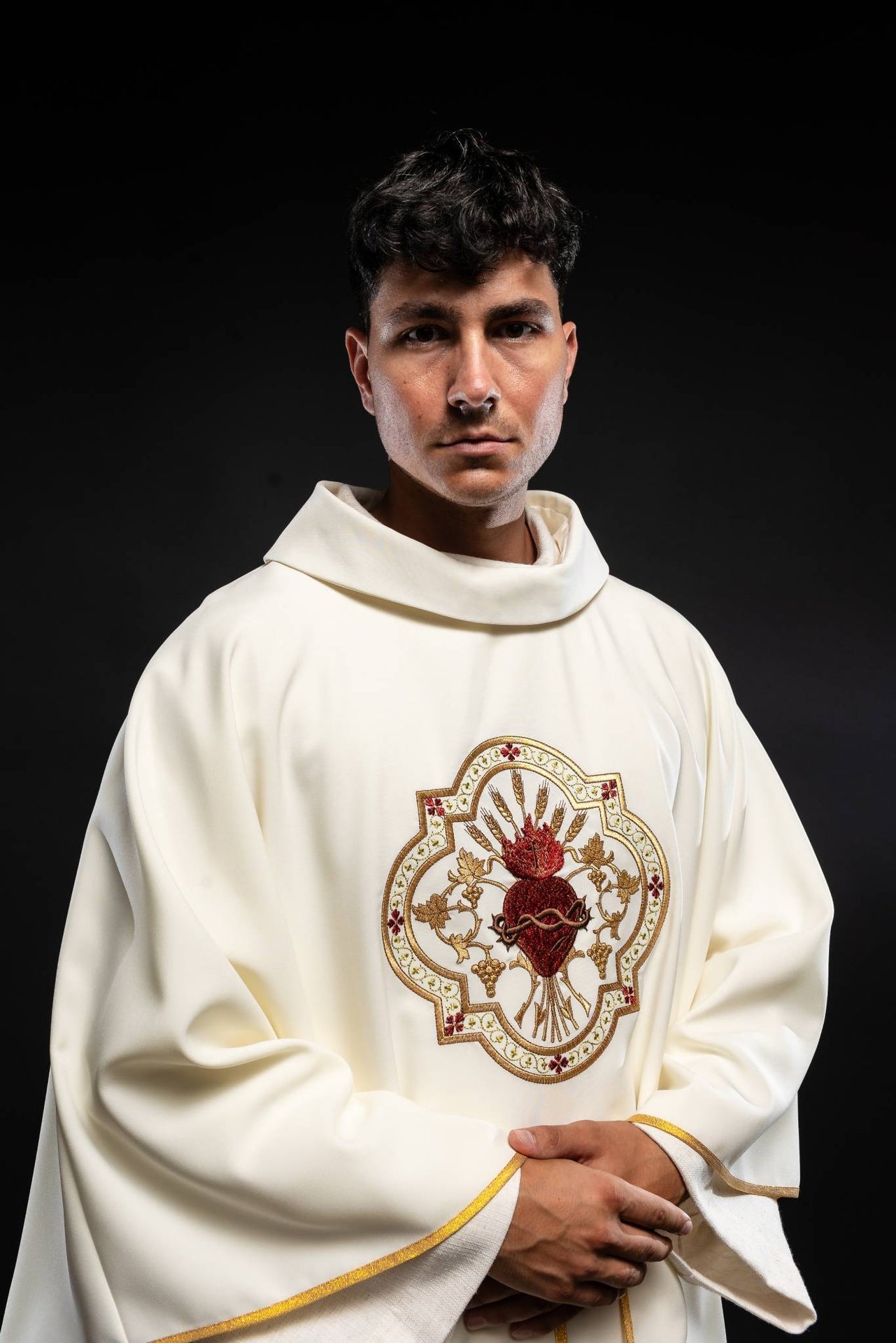 Chasuble embroidered with Sacred Heart of Jesus and Chalice in ecru KOR/118/05/01 ECRU - CHASUBLES.COM