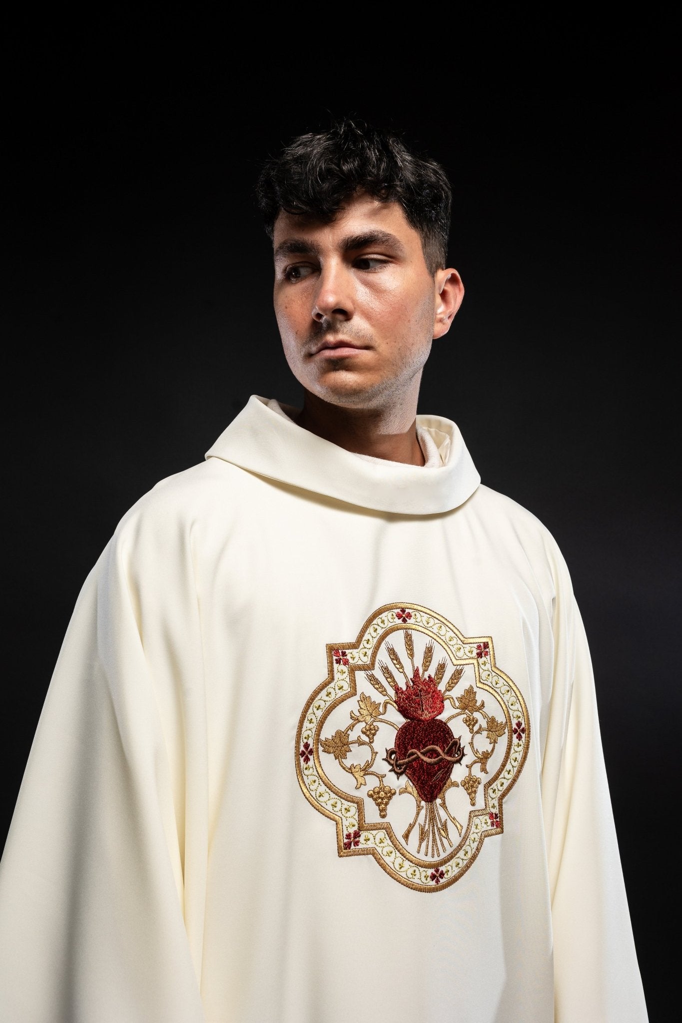 Chasuble embroidered with Sacred Heart of Jesus and Chalice in ecru KOR/118/05/01 ECRU - HAFTINAUSA.COM