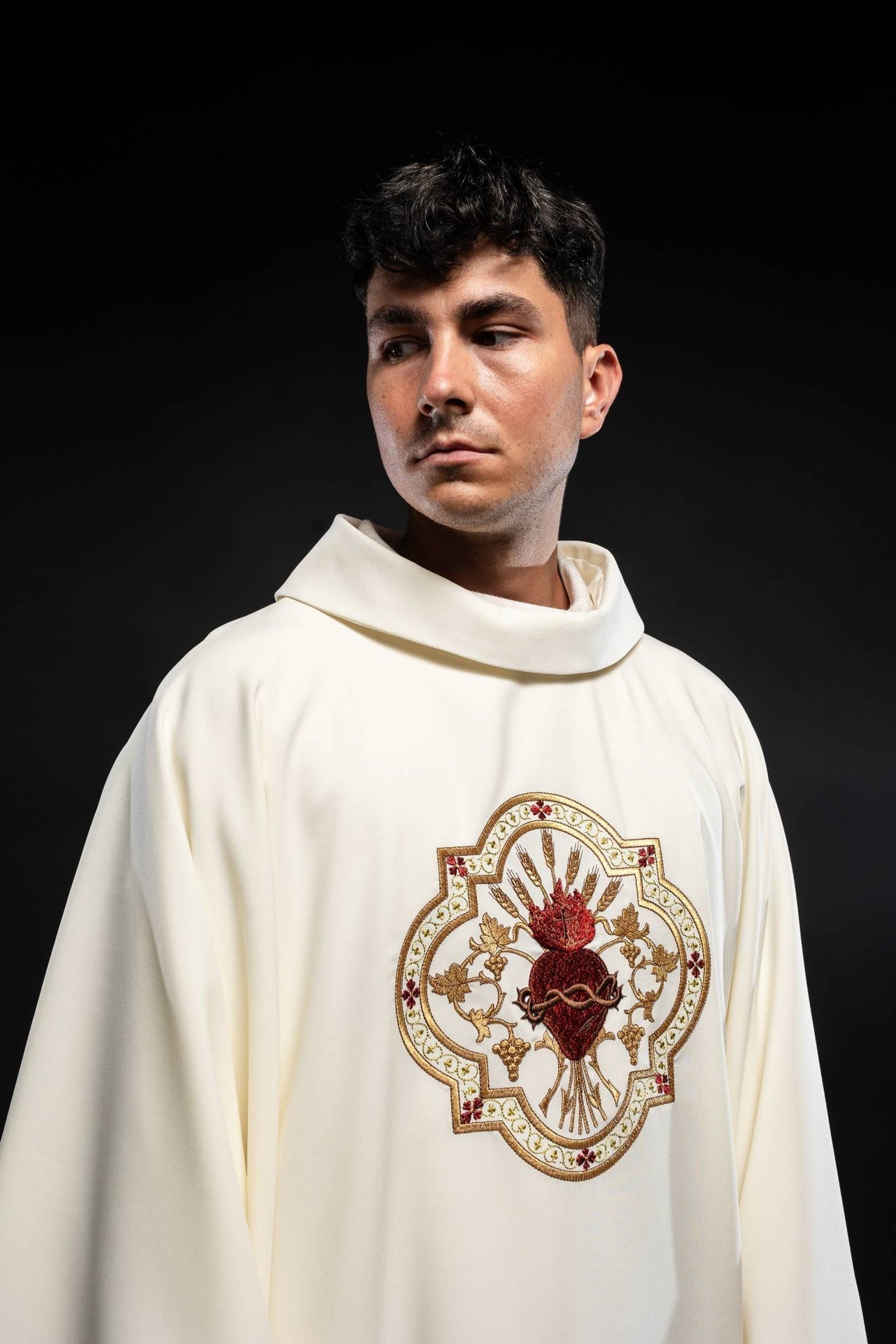 Chasuble embroidered with Sacred Heart of Jesus and Chalice in ecru KOR/118/05/01 ECRU - CHASUBLES.COM