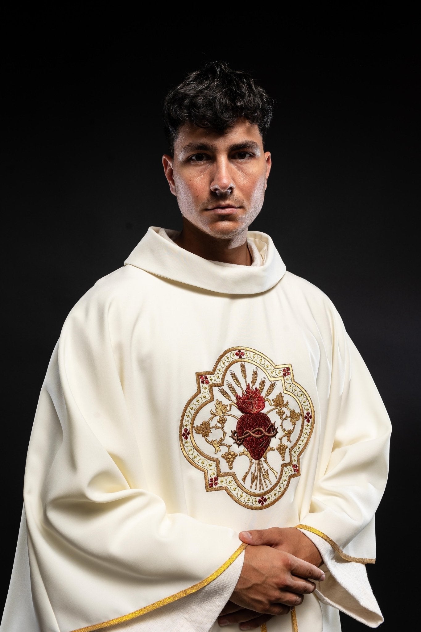 Chasuble embroidered with Sacred Heart of Jesus and Chalice in ecru KOR/118/05/01 ECRU - HAFTINAUSA.COM