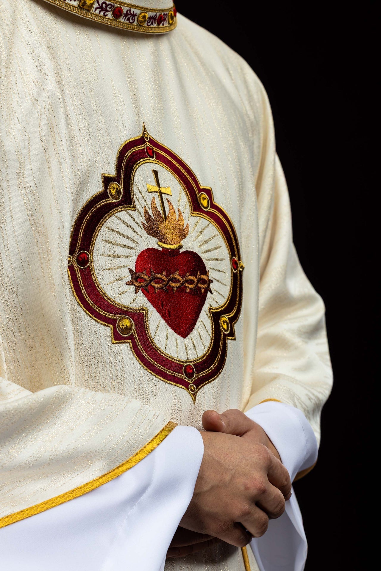 Chasuble embroidered with the image of the Sacred Heart of Jesus and the Eucharistic chalice LE/7076/05 - CHASUBLES.COM