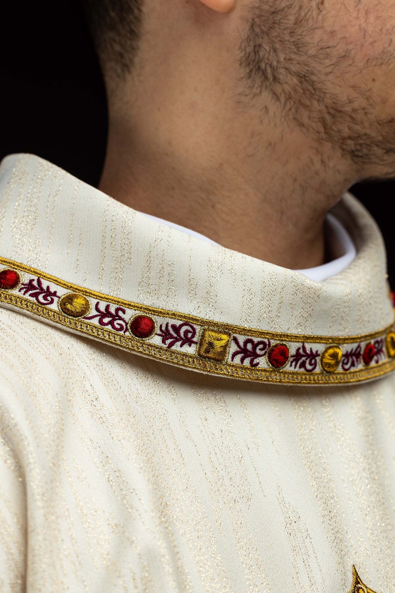 Chasuble embroidered with the image of the Sacred Heart of Jesus and the Eucharistic chalice LE/7076/05 - CHASUBLES.COM
